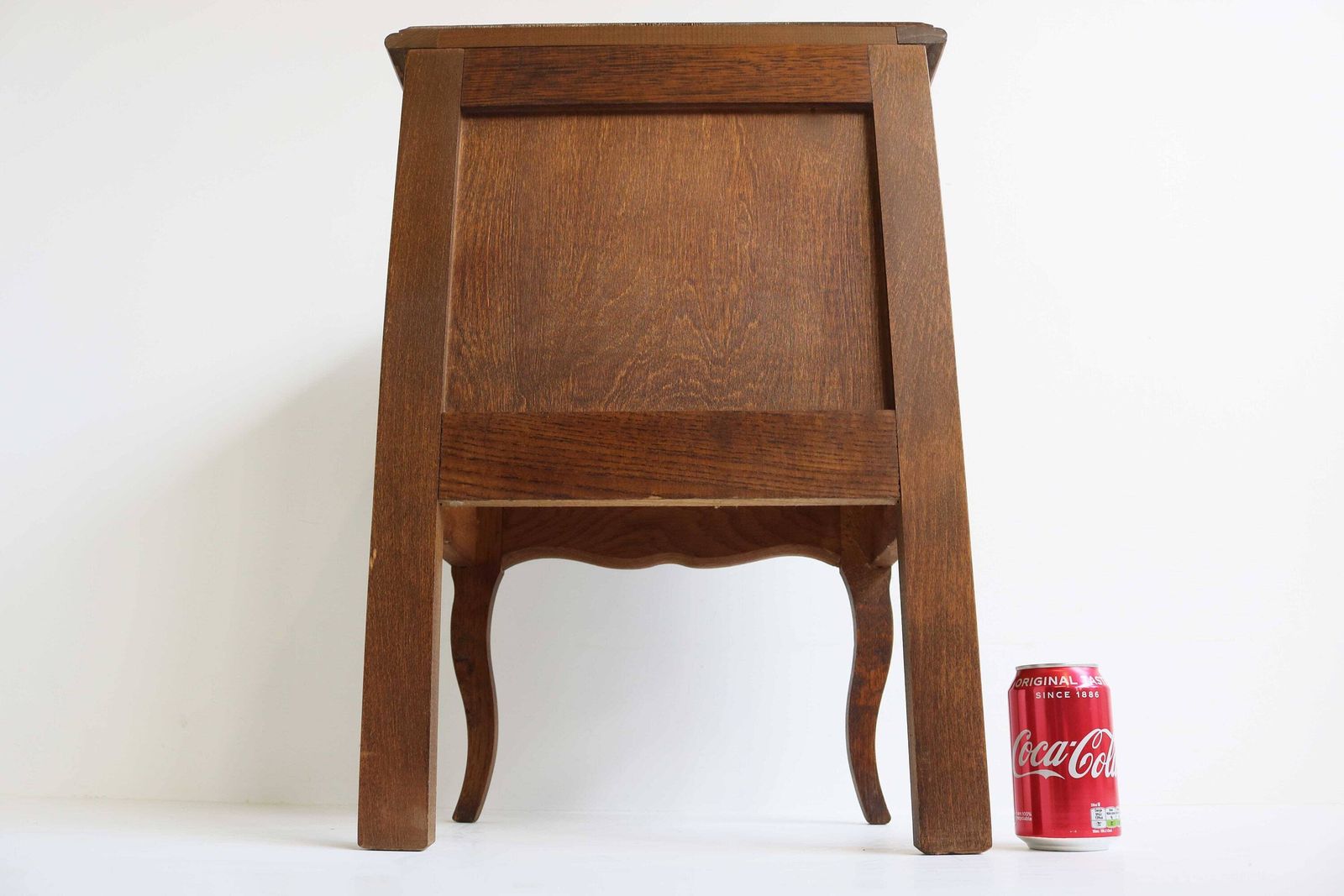 photo furniture Houten Mid Century Frans Louis XV Stijl Nachtkastje Met Gebogen Poten En Deur, Boerenwoonstijl, Ca. 1960