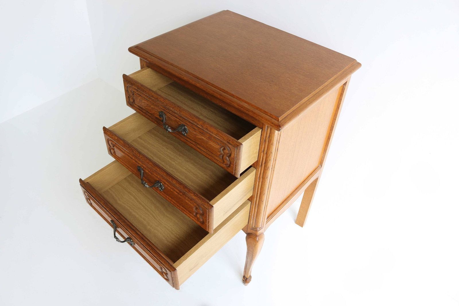 Mid Century Oak Wood Carved French Louis XV Style Louis Quinze Nightstand Three Drawer Cabinet Chest Of Drawers Romantic Antique Style 1960 photo 562.0