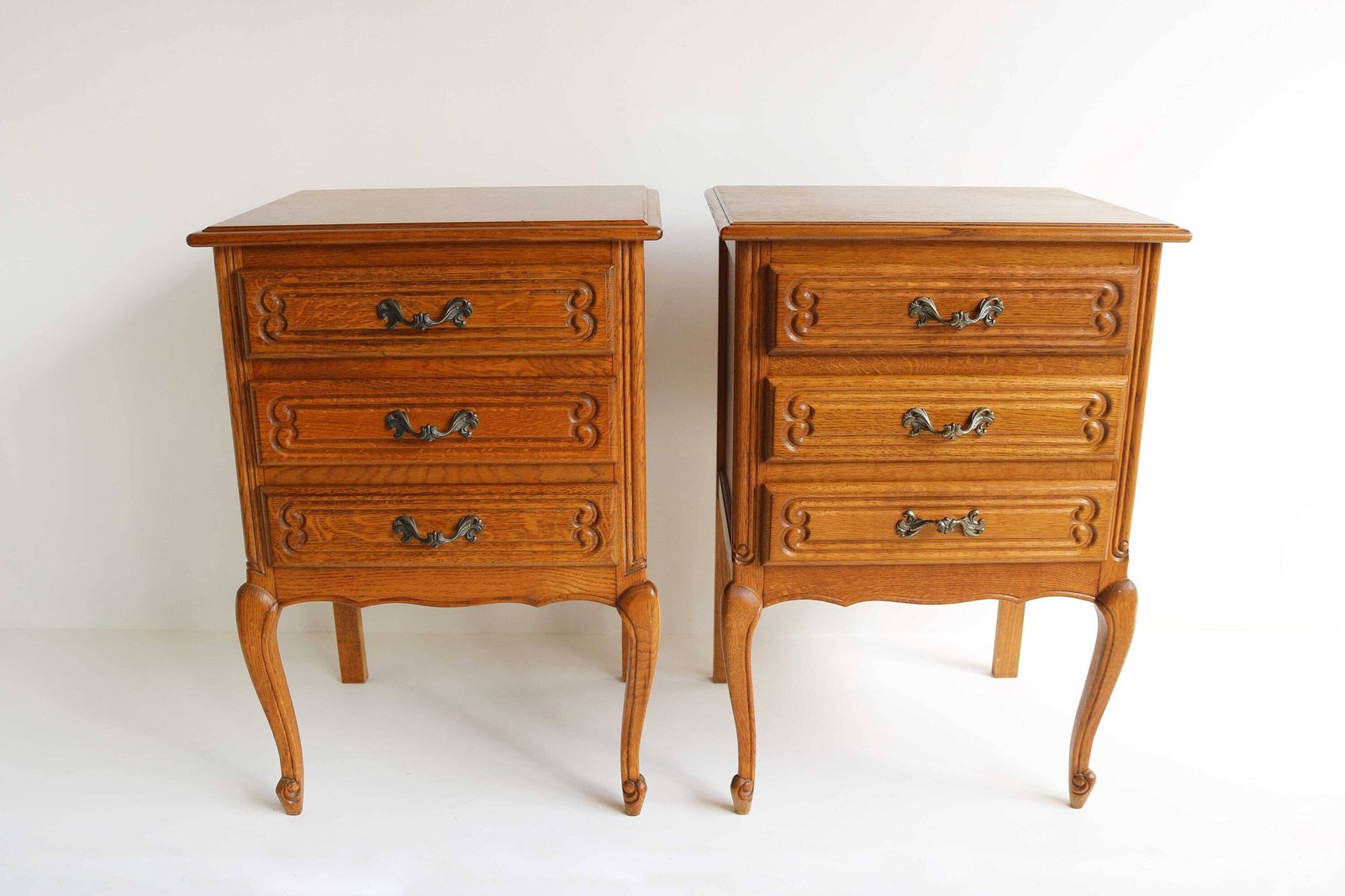 photo for sale Mid Century Eiken Gesneden Frans Louis XV Stijl Louis Quinze Nachtkastje Ladekast Met Drie Lades Romantische Antieke Stijl 1960