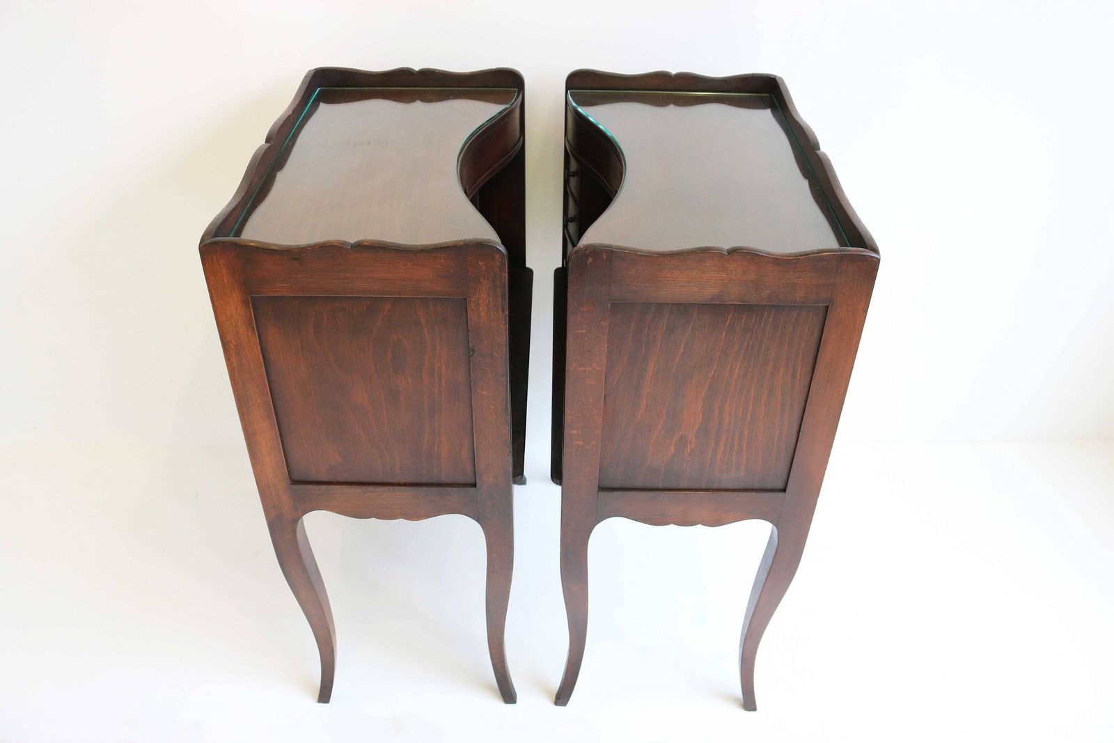 photo furniture Beautiful Couple Curved French Louis XV Style 19th Century Wooden Bedside Tables With Open Shelf Small Drawers Glass On Tops Antique Style