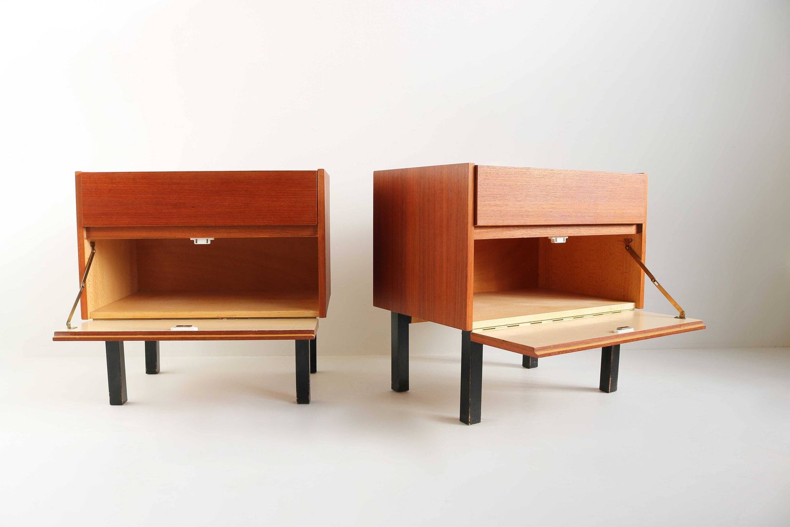 Stijlvol Vintage Nachtkastjespaar | Frans Design Ca. Jaren 1960 | Bijzettafels | Mid Century Kastjes Met Lade photo vinterior