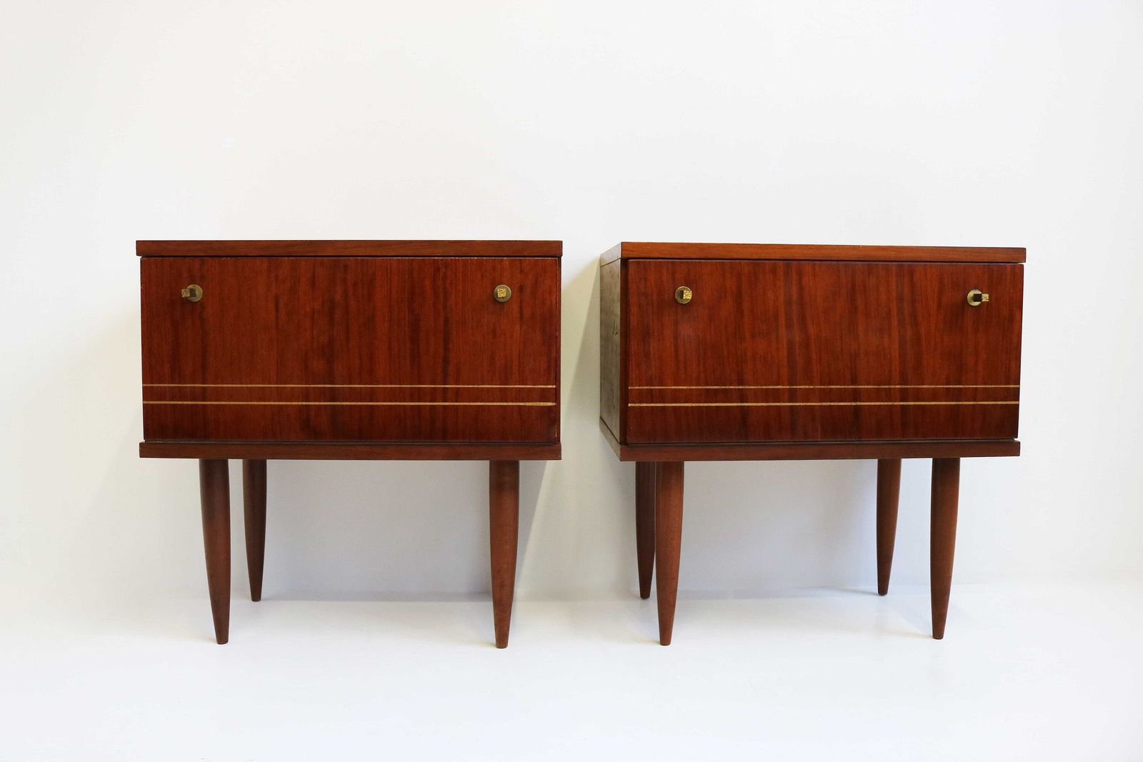Glanzend Paar Mid Century Modern Scandinavische Nachtkastjes Met Klep – Jaren 1960