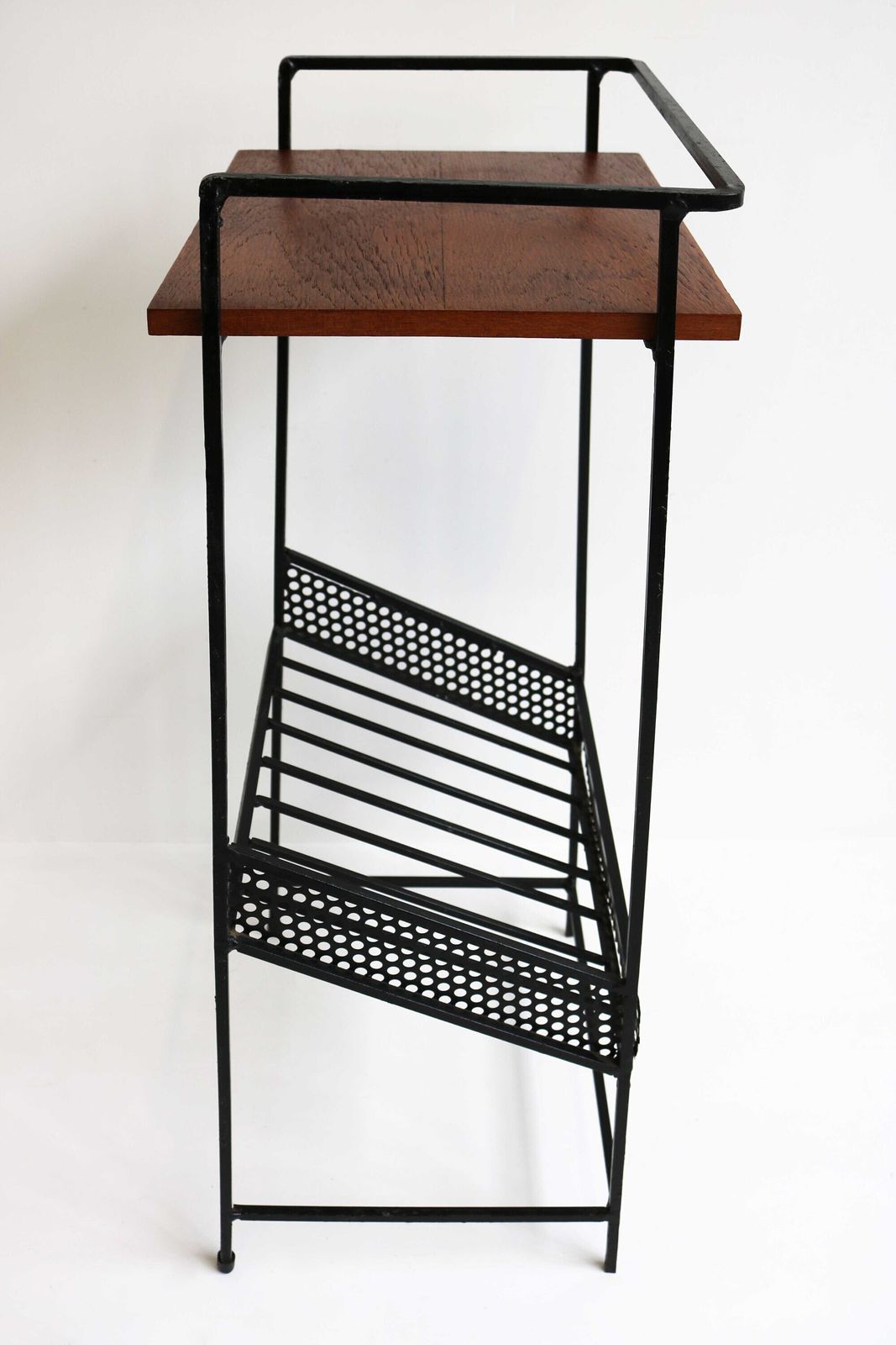 Hoge Mid Century Modern Minimalistische Teakhouten Tijdschriftenrek/Tafel Met Zwart Ijzeren Frame – Bijzettafel – Design Ca. Jaren 1960 photo buy