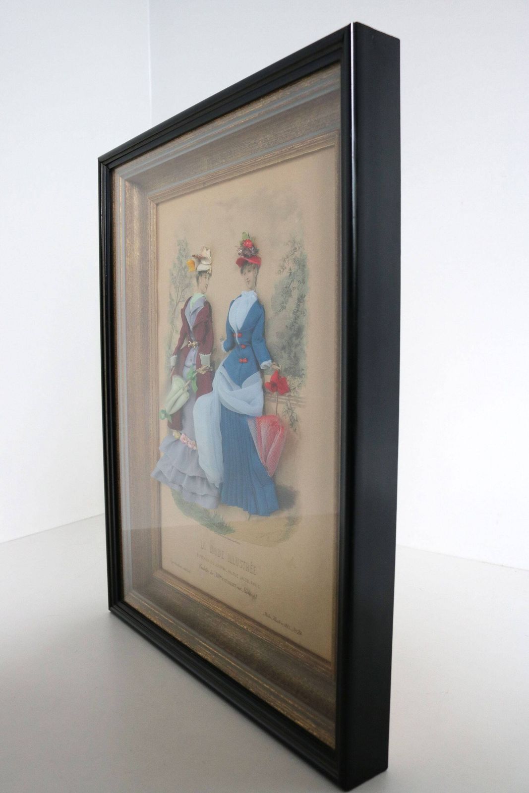 Decoratieve Antieke Franse La Mode Illustree Paris Schaduwdoos Met Stof – Victoriaans 3d Modeprint Met Dames, Romantisch photo vinterior
