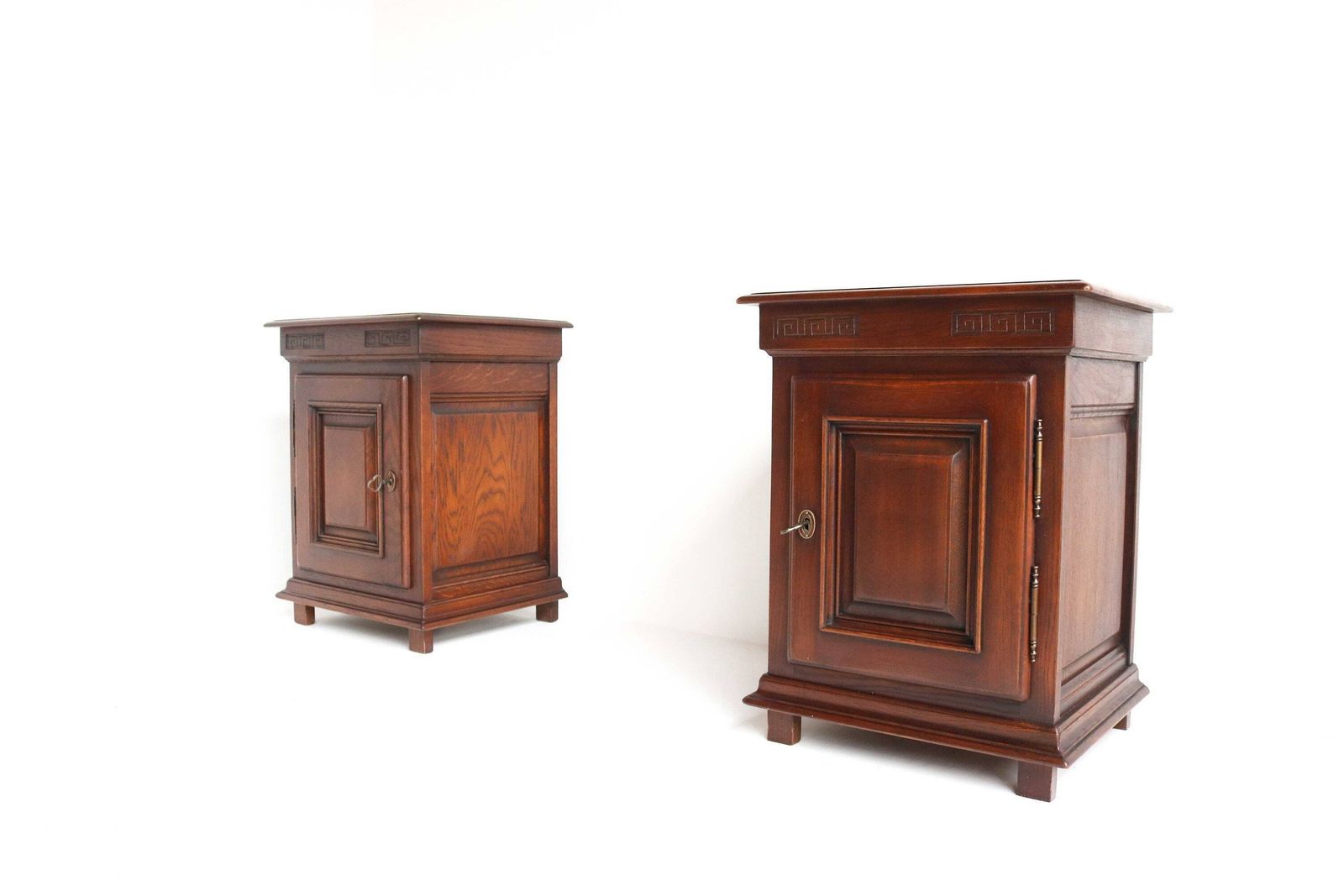 Mid Century Hand Carved Massive Oak Sleek Couple Nightstands Antique Style Bedside Tables Side Tables Bedside Cabinets Working Lock 50s 60s photo for sale