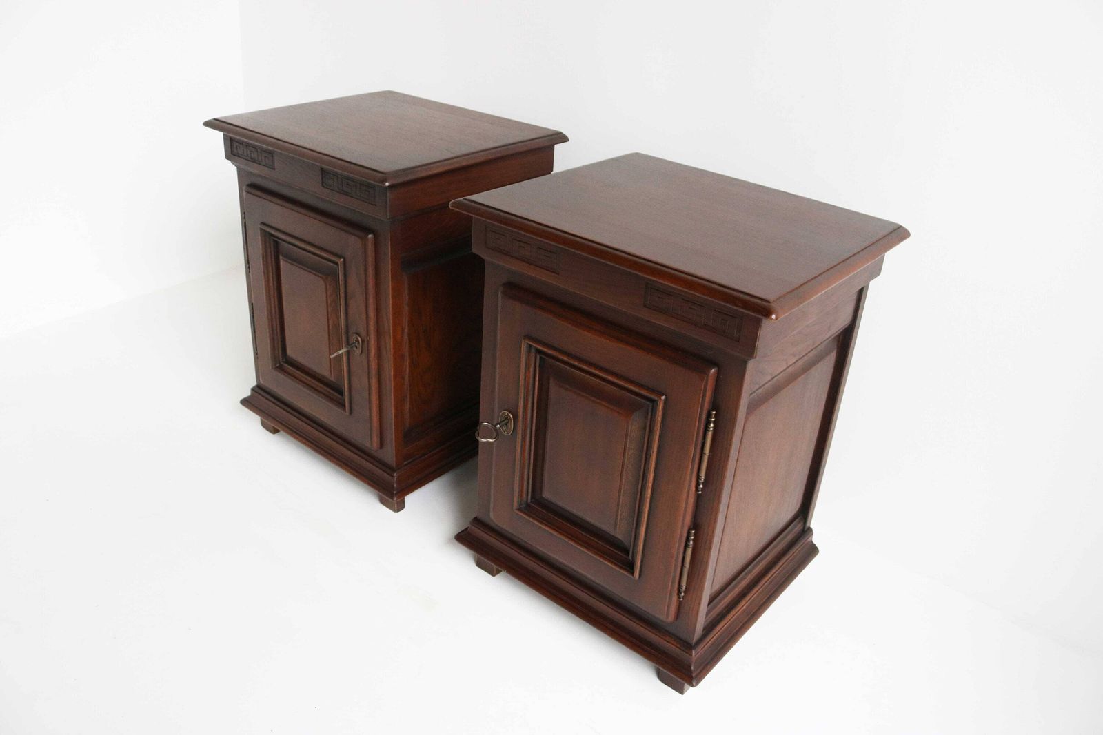 Mid Century Handgesneden Massief Eiken Nachtkastjes In Antiekstijl – Set Van Twee | Bijzettafels | Werkend Slot | Jaren 1950–1960 photo 1344.0