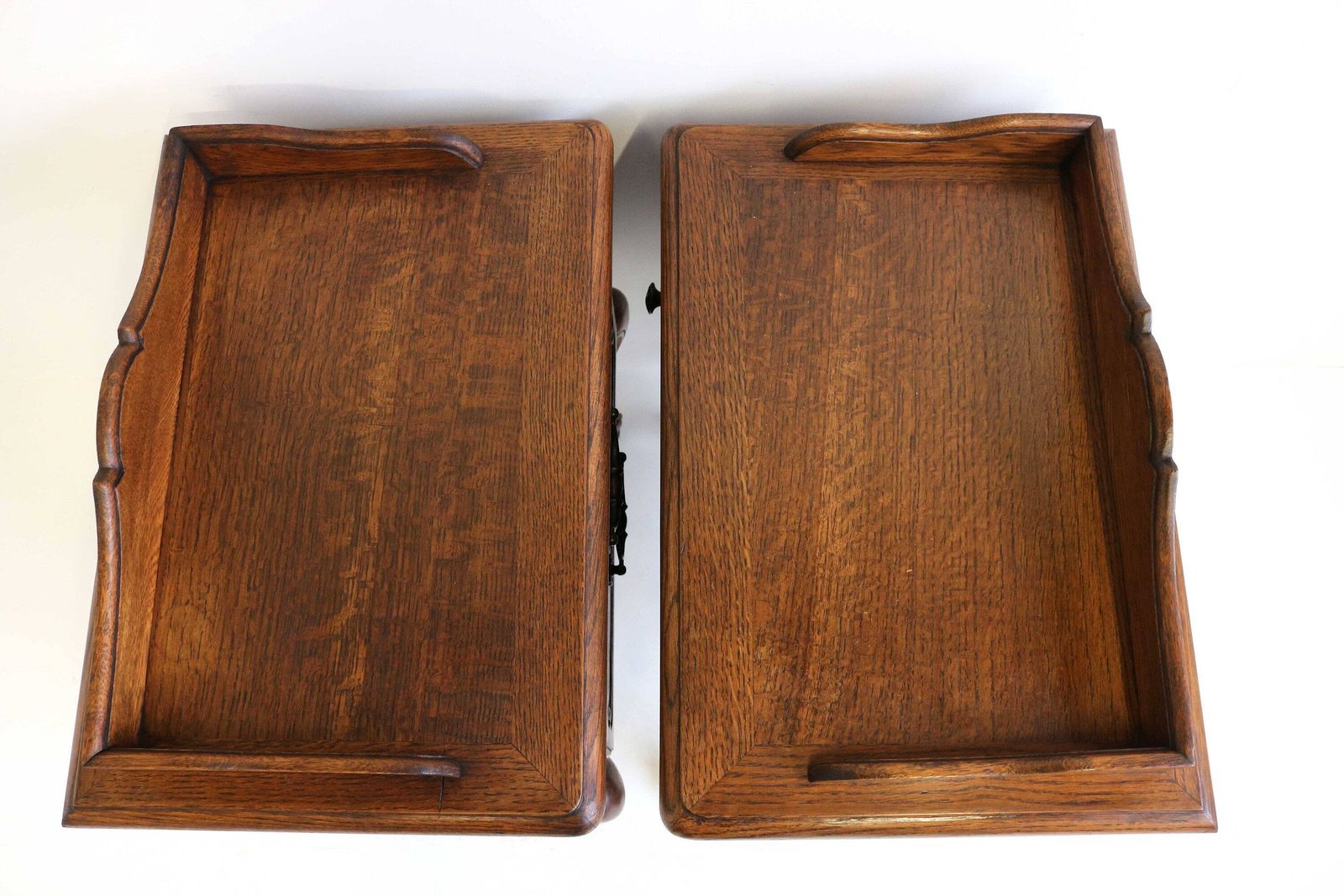 Stel Louis XV Stijl Nachtkastjes | Set Van 2 | Franse Provincial | Eiken Bijzettafels | Handgesneden Houten Kastjes | Mid Century Jaren 1960 photo vintage