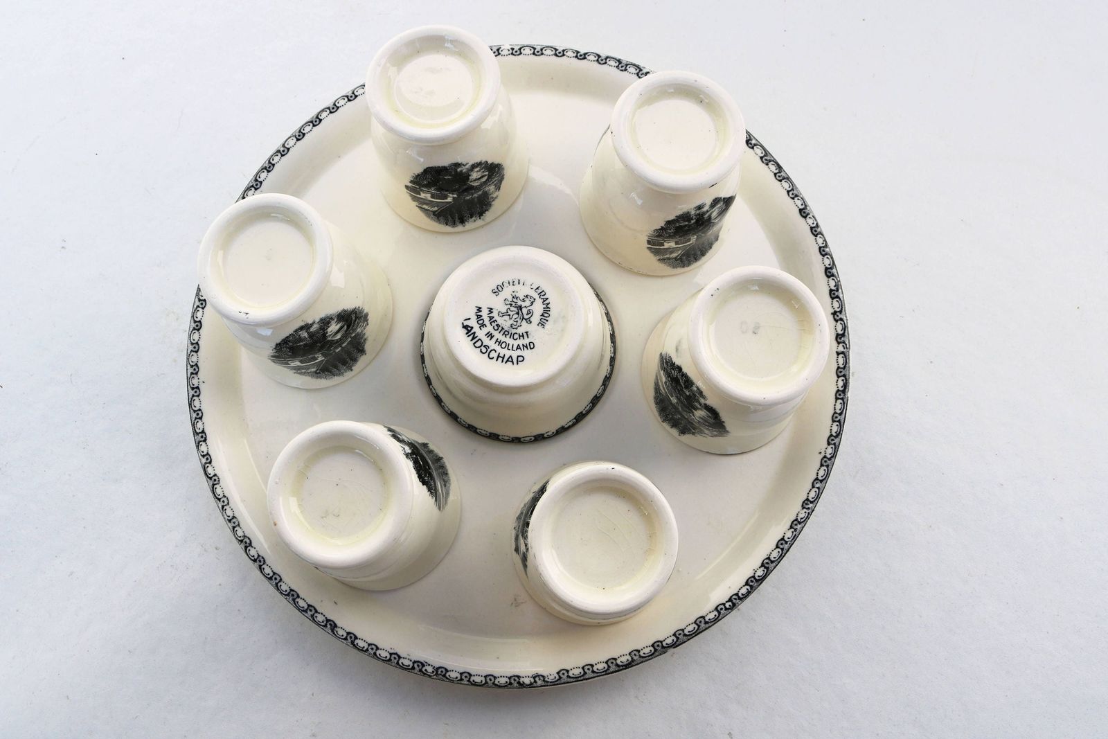 Antiek Nederlands Tafelservies Maastricht – Landelijk Boerderijdecor – Zwart Eiservies Met Bord, 6 Eierdopjes En Zoutvaatje photo Woonaccessoires