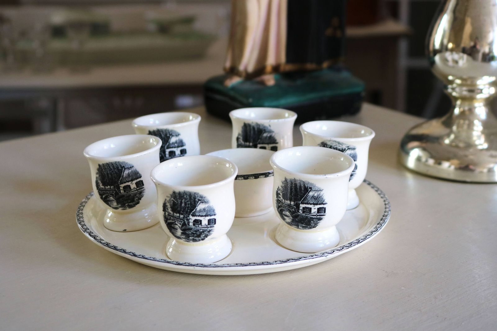 photo for sale Antiek Nederlands Tafelservies Maastricht – Landelijk Boerderijdecor – Zwart Eiservies Met Bord, 6 Eierdopjes En Zoutvaatje