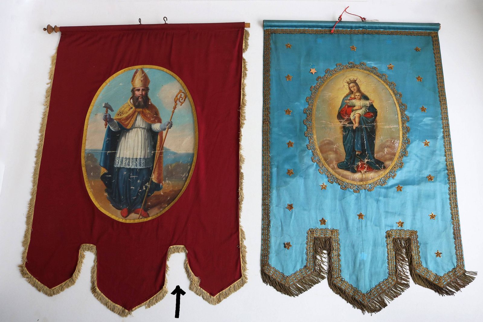 photo for sale Dubbele Vlag Van De Heilige Eligius En Het Lam Gods – Agnus Dei – Antiek Textiel – Kerkvaandel – Eloi Eloy – Handgeschilderd – Processie / Altaar