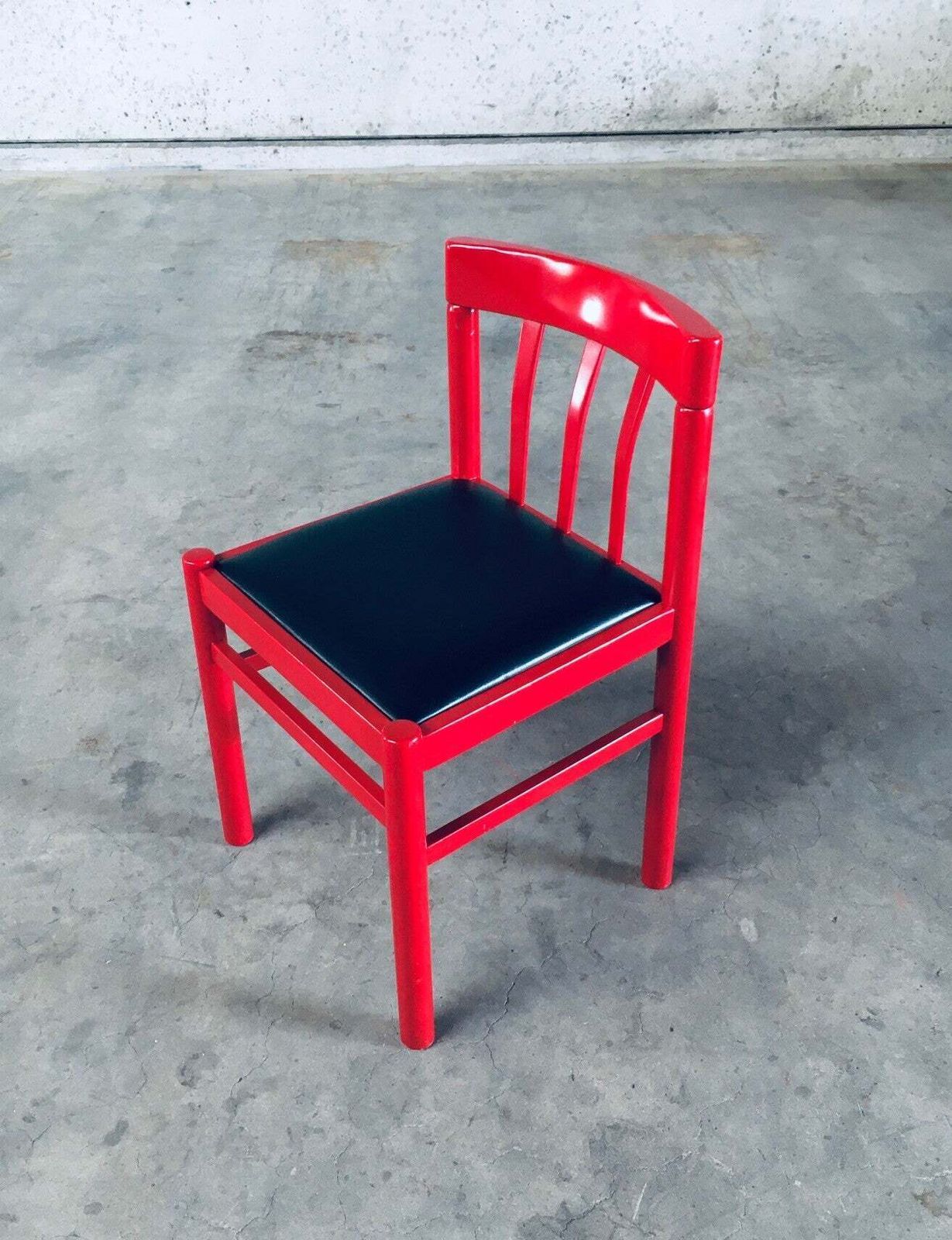 photo buy Mid Century Modern Design Eetkamerstoelen In Rood, Set Van 6 – België, Ca. Jaren 1960