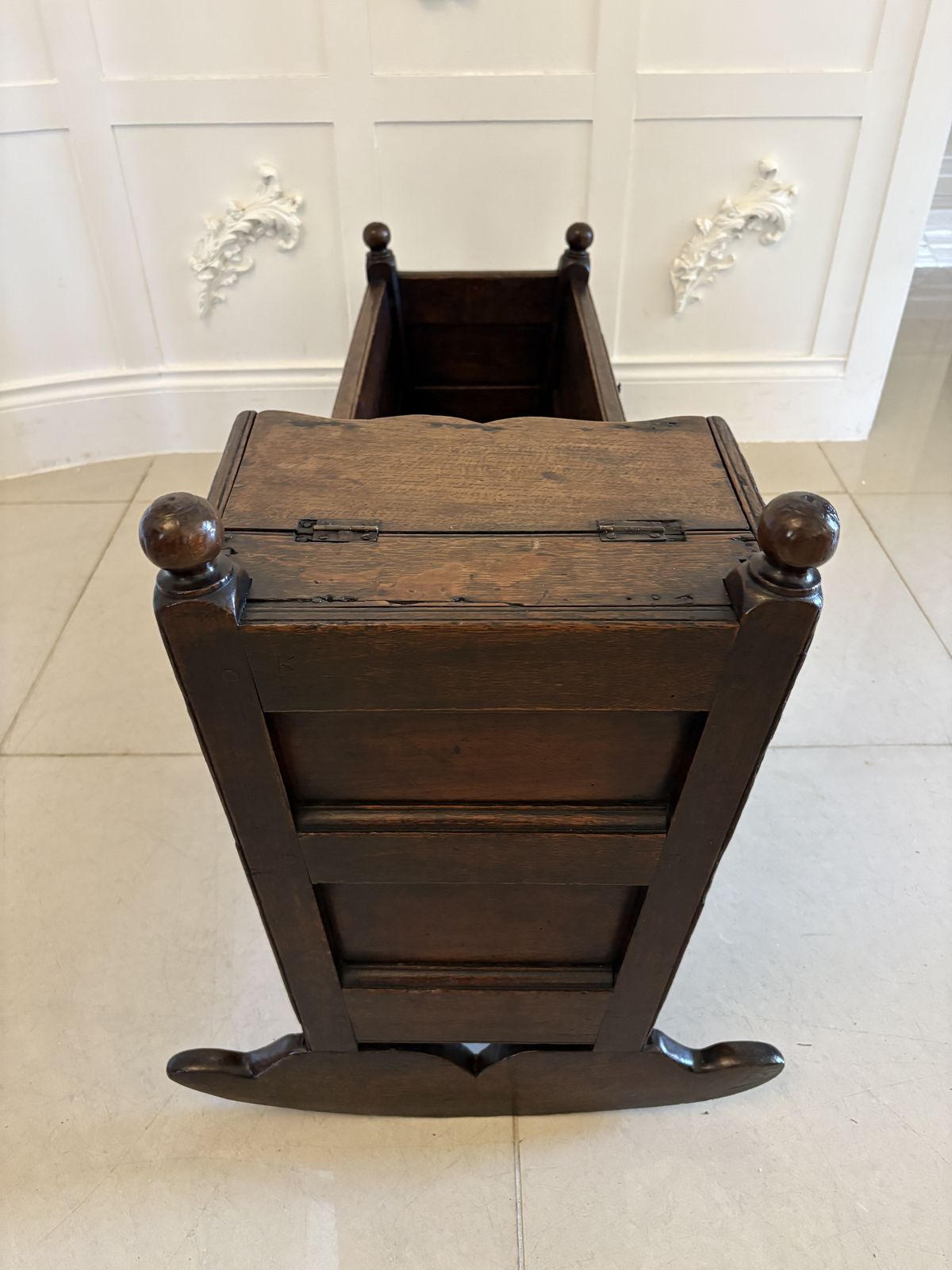 photo vintage Antique William And Mary Quality Oak Panelled Rocking Crib