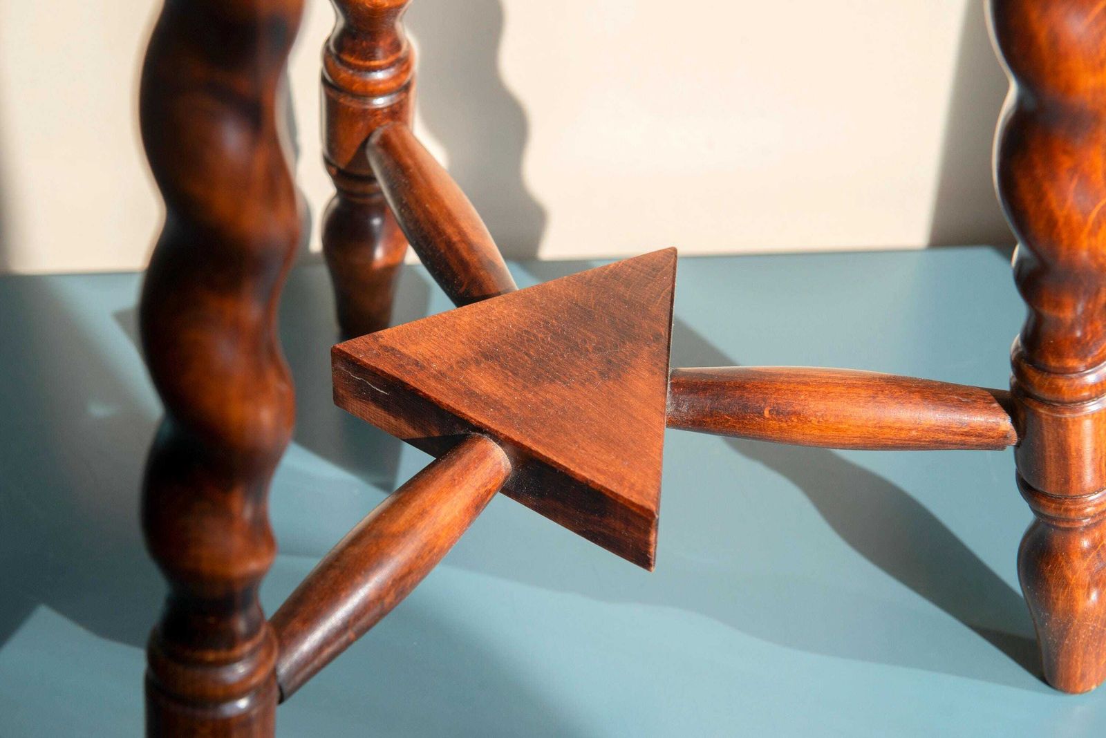 Table d'appoint française en chêne à pieds torsadés, table basse sculptée à la main, tabouret rond pour plante avec pieds tournés photo for sale