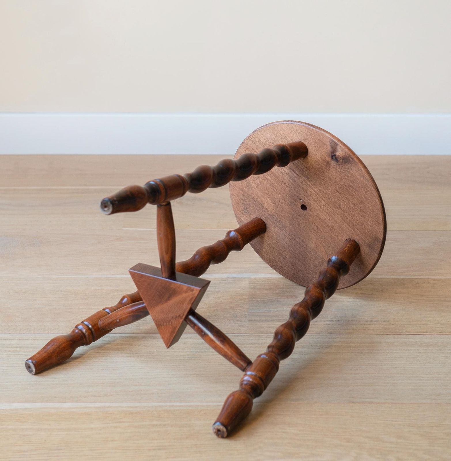 photo for sale Table d'appoint française en chêne à pieds torsadés, table basse sculptée à la main, tabouret rond pour plante avec pieds tournés