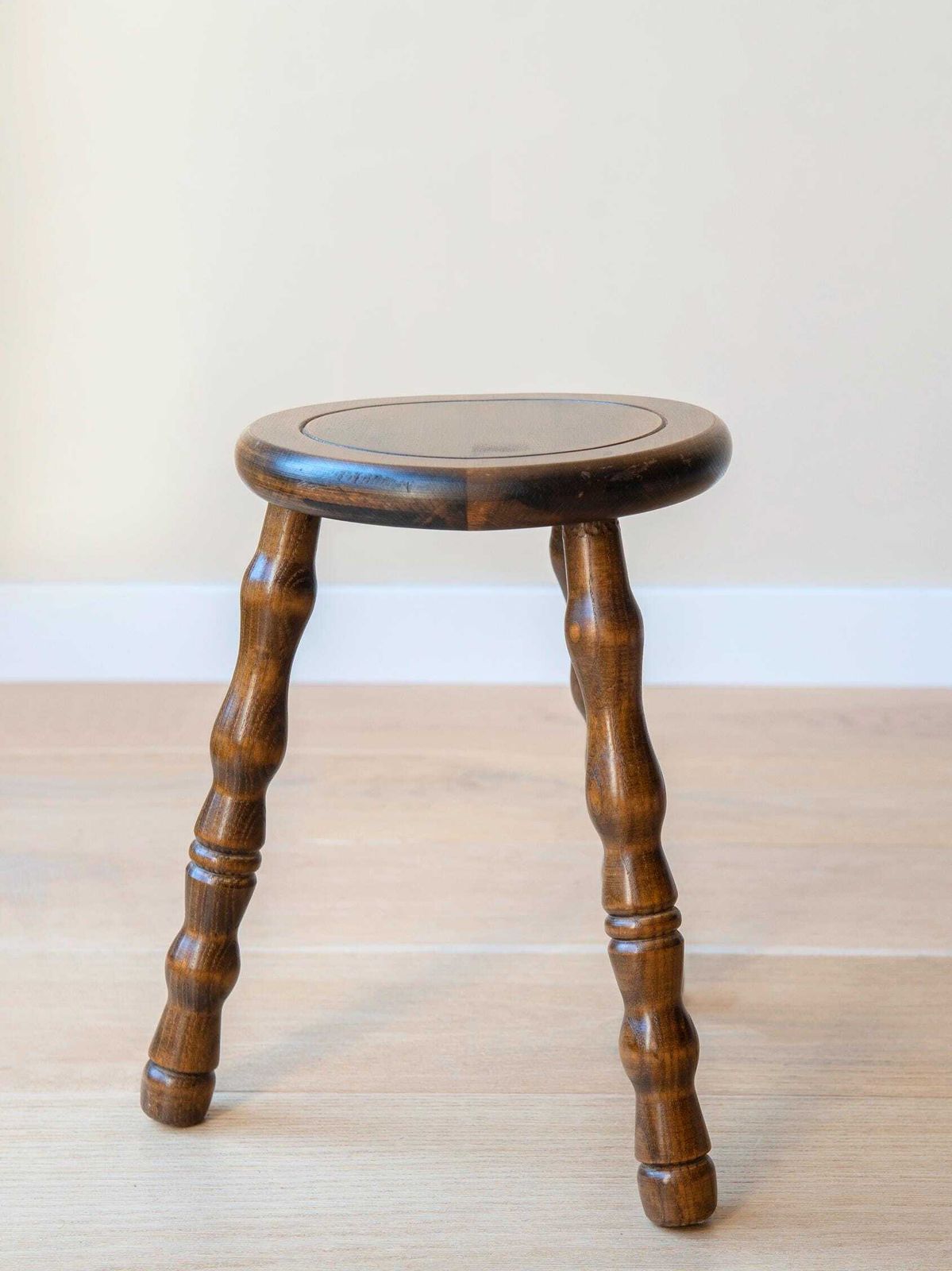 Vintage Kruk Met Gedraaide Poten, Ronde Plantentafel, Eikenhouten Salontafel, Donkerbruine Driepootkruk, Landelijke Woondecoratie photo vinterior