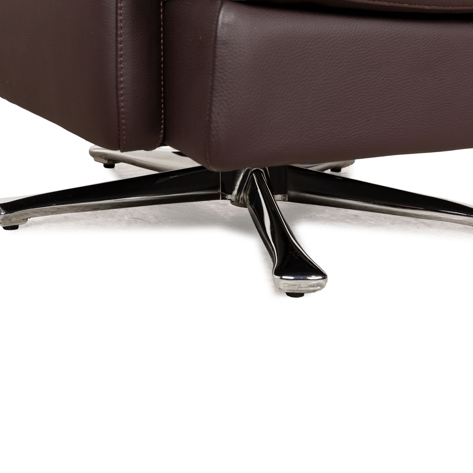 Fauteuil pivotant Cor Conseta en cuir brun photo vinterior