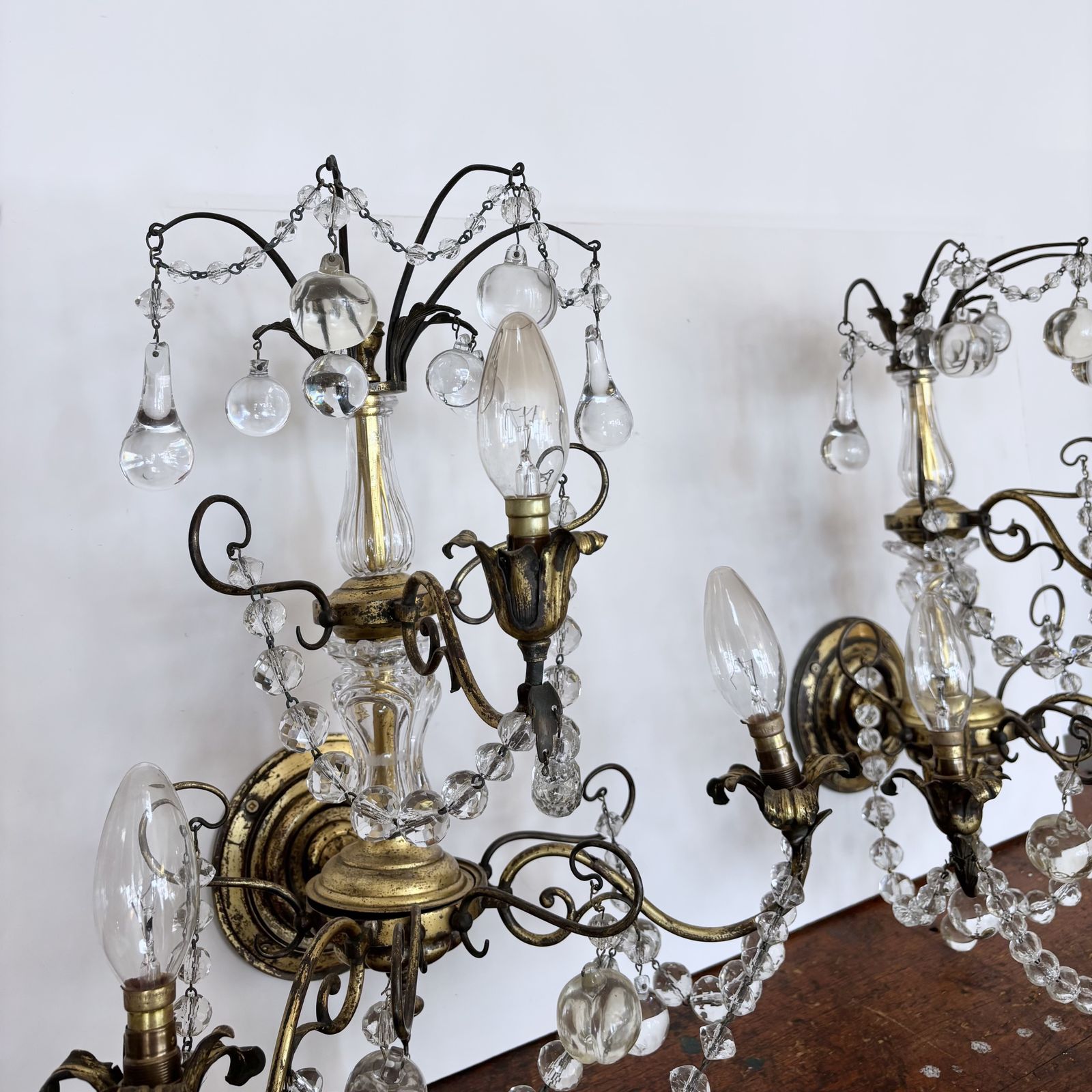 photo furniture Pair Of Large French Brass Wall Lights With Decorative Crystal Glass Drops