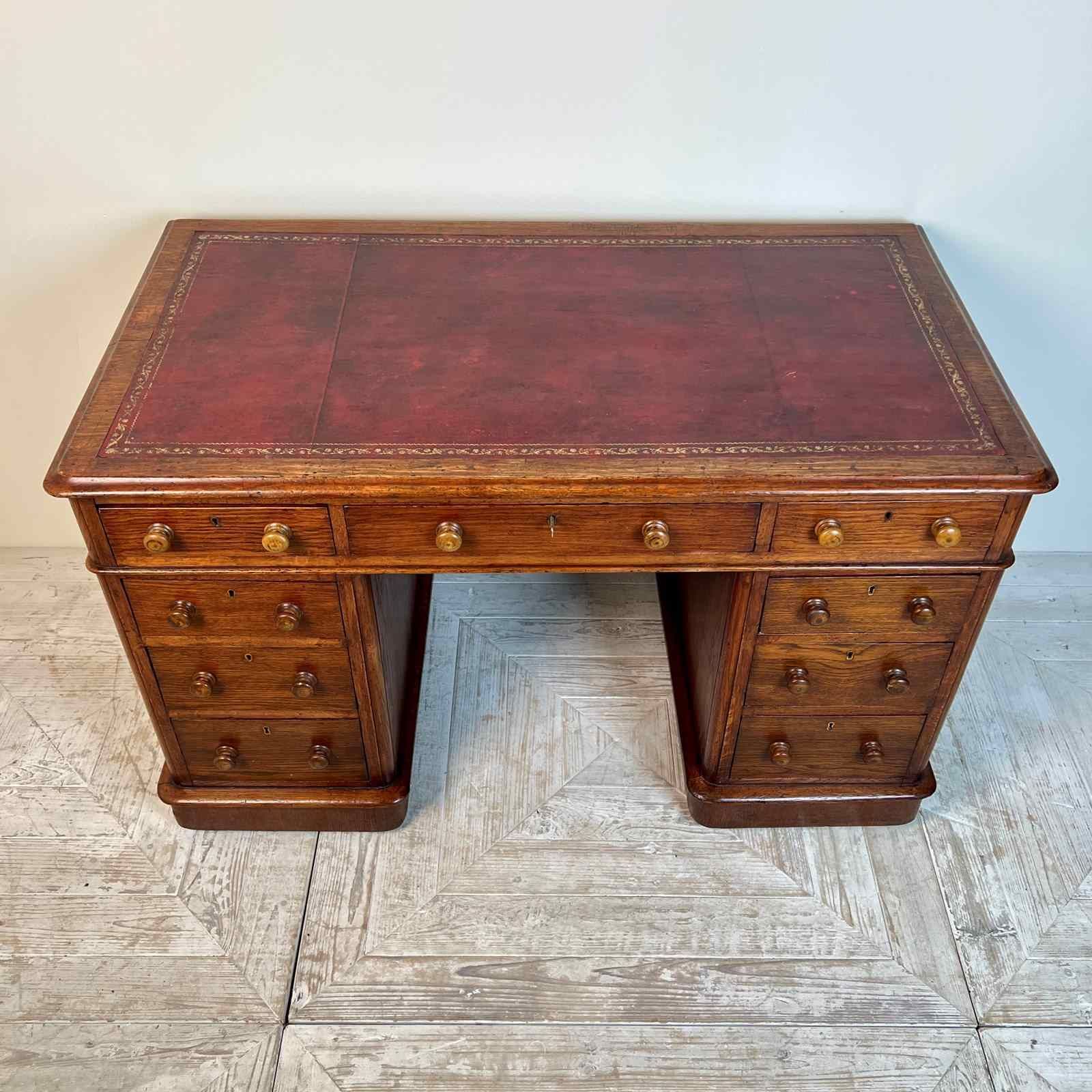 Victorian Oak Pedestal Desk By Deighton & Dunthorne, Holborn, London photo vintage