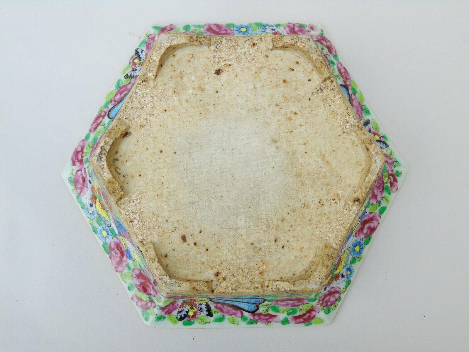 photo furniture 19th Century Daoguang Cantonese Porcelain Bowl Famille Rose