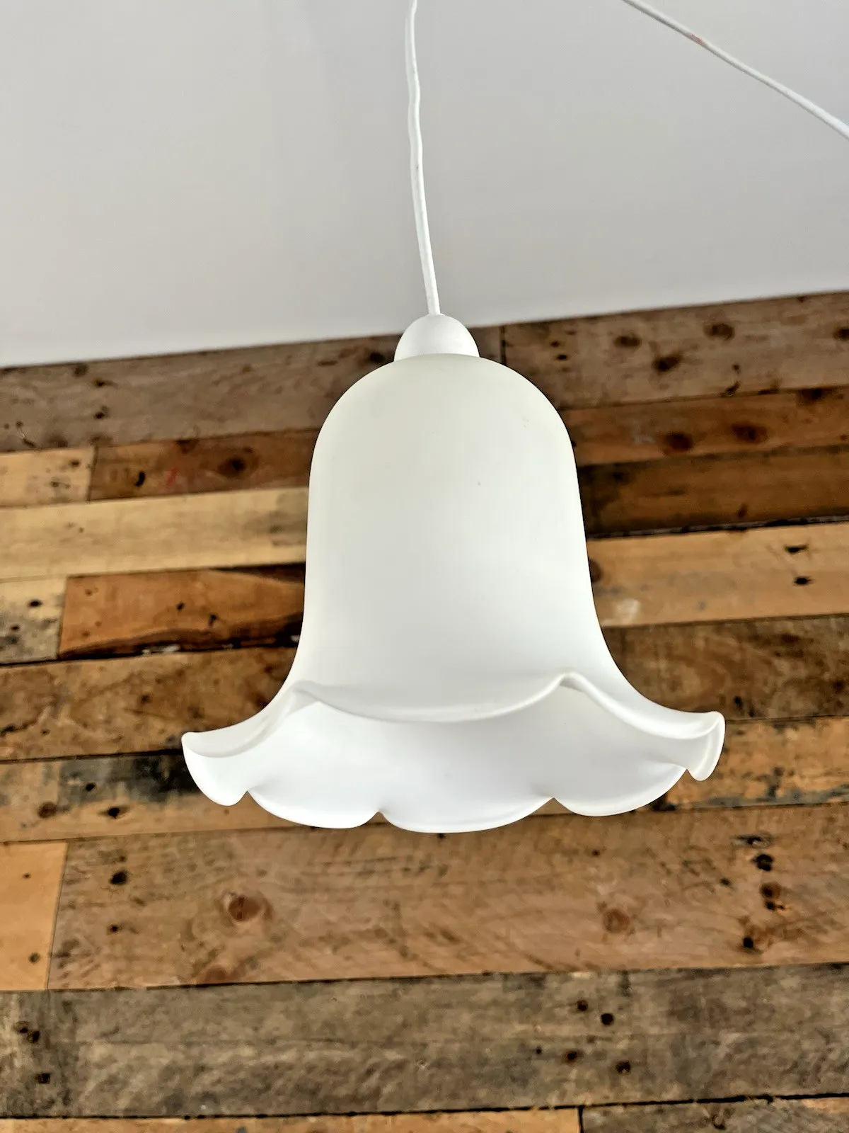 photo vinterior Vintage White Satin Frosted Glass Ruffled Edge Tulip Pendant Lamp Light Shade