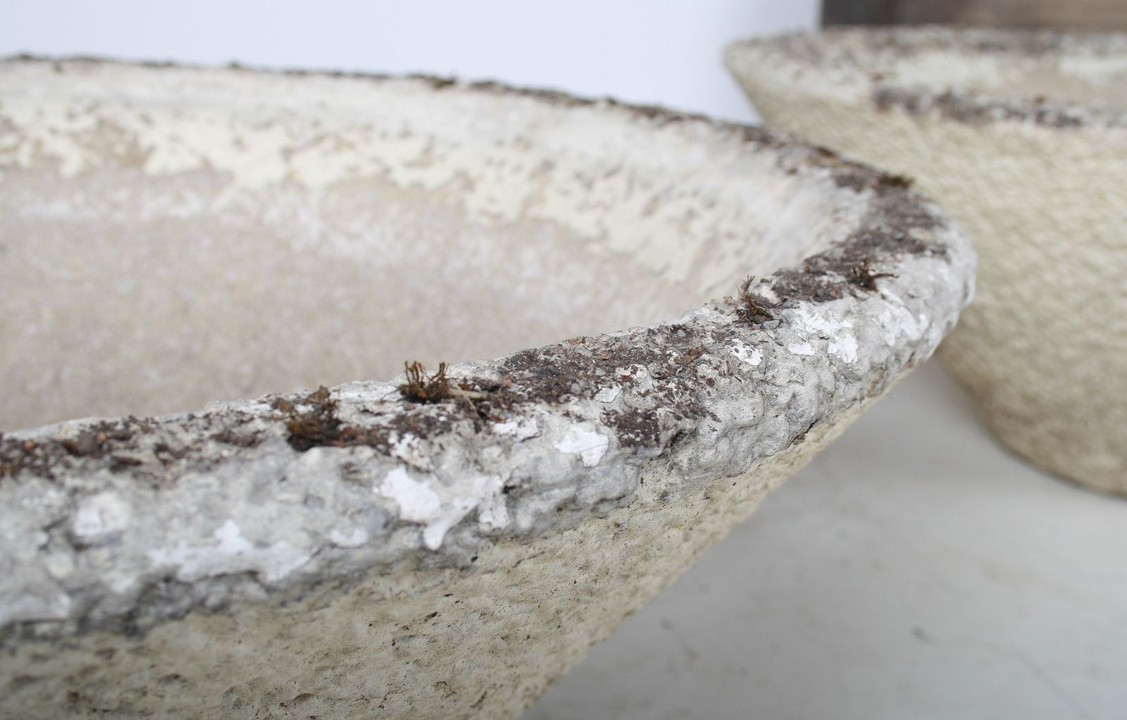 photo vinterior A Large Pair Of Mid Century Modernist Concrete Planters In The Manner Of Willy Guhl