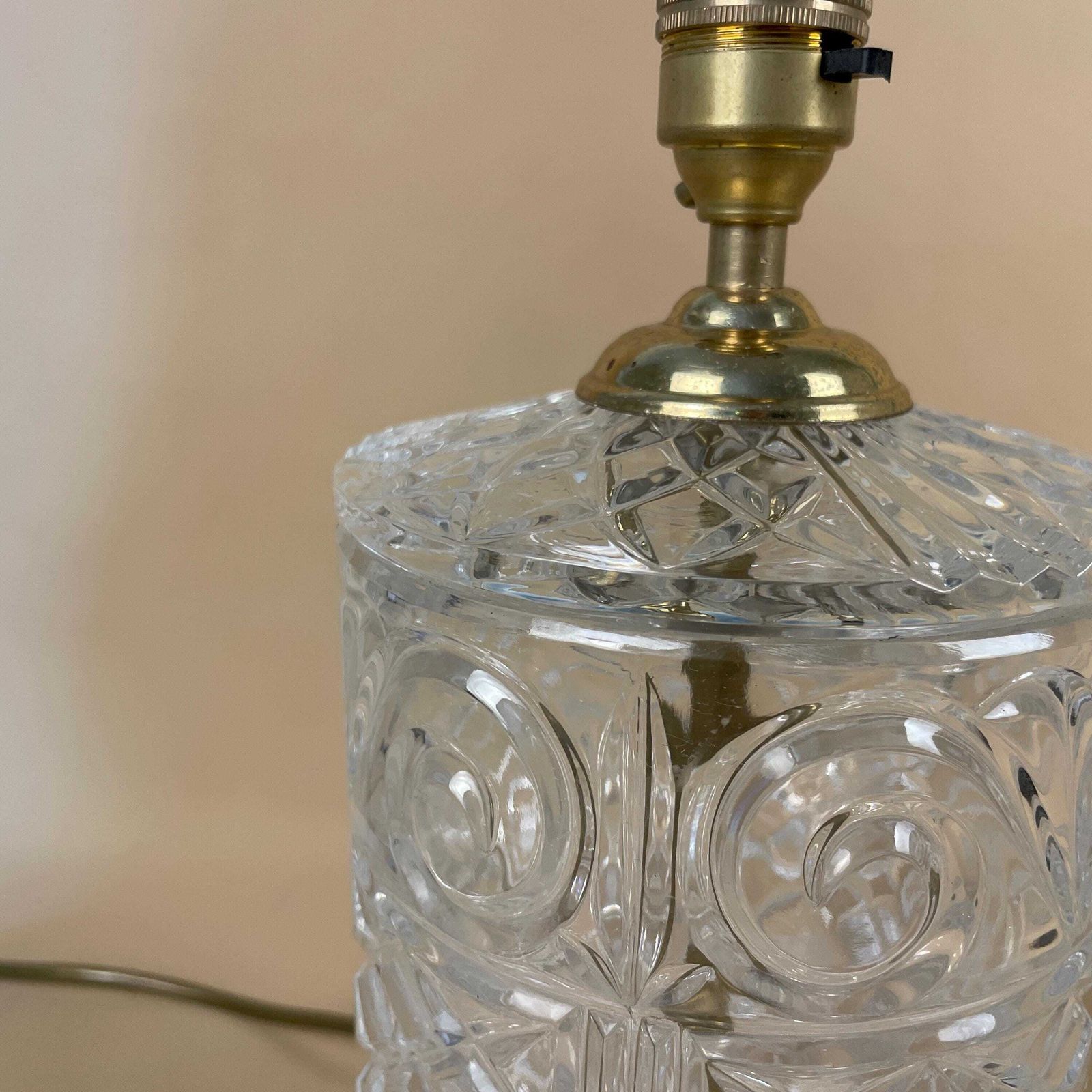 Antique Clear Cut Glass Lamp Light Bedside Table Gold Brass Fitting Column Art Deco Scalloped Base Vintage photo Lighting