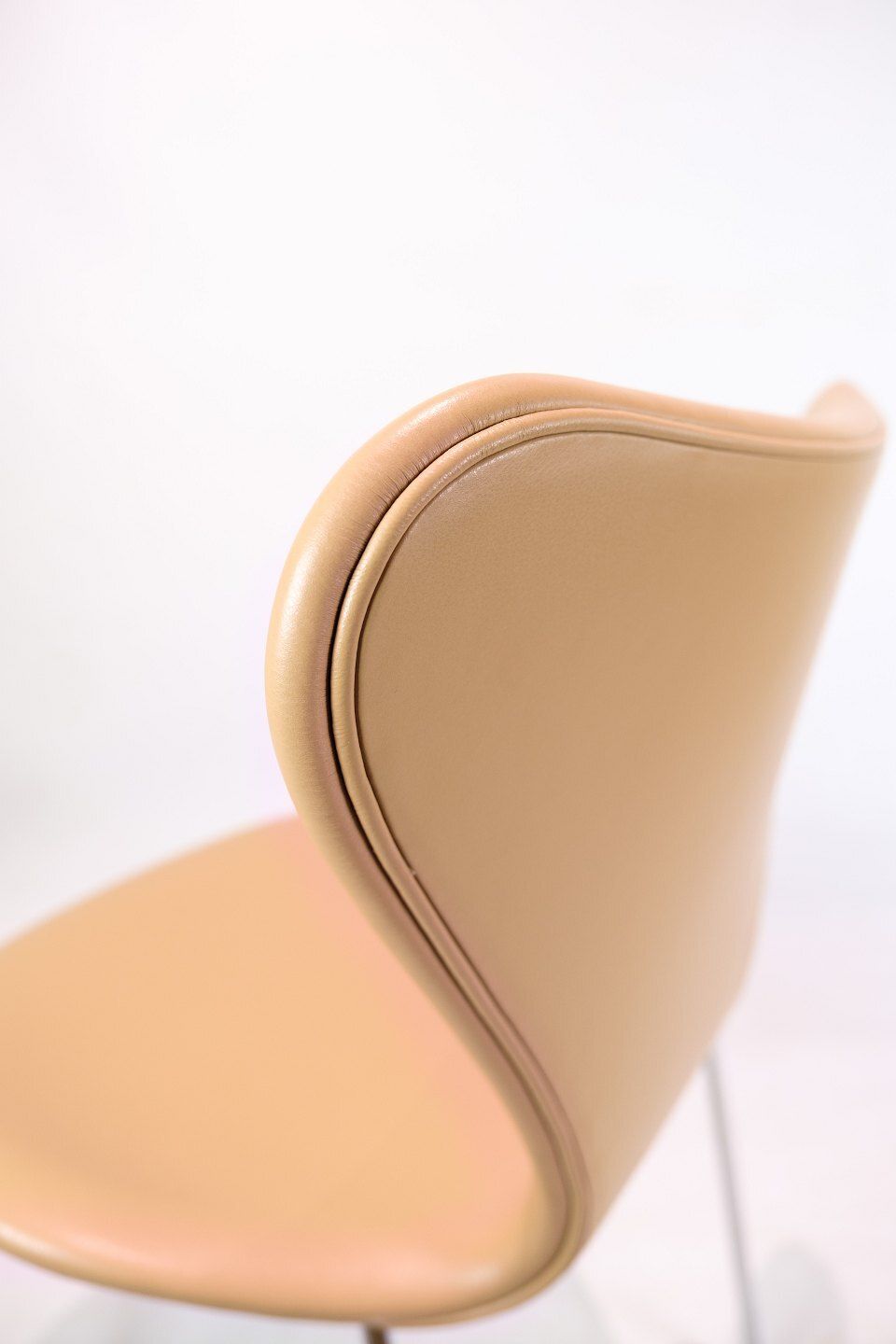 Seven Chair Model 3107 In Cream Colored Elegance Leather By Arne Jacobsen For Fritz Hansen photo buy