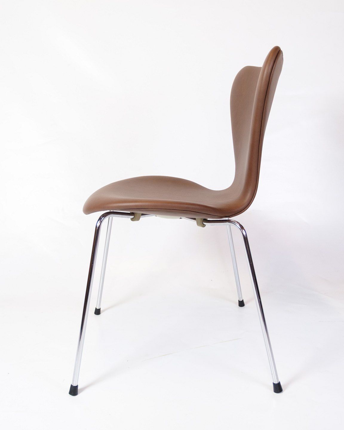 Seven Chairs  Model 3107 In Walnut Elegance Leather By Arne Jacobsen For Fritz Hansen From 1967s photo 495.0
