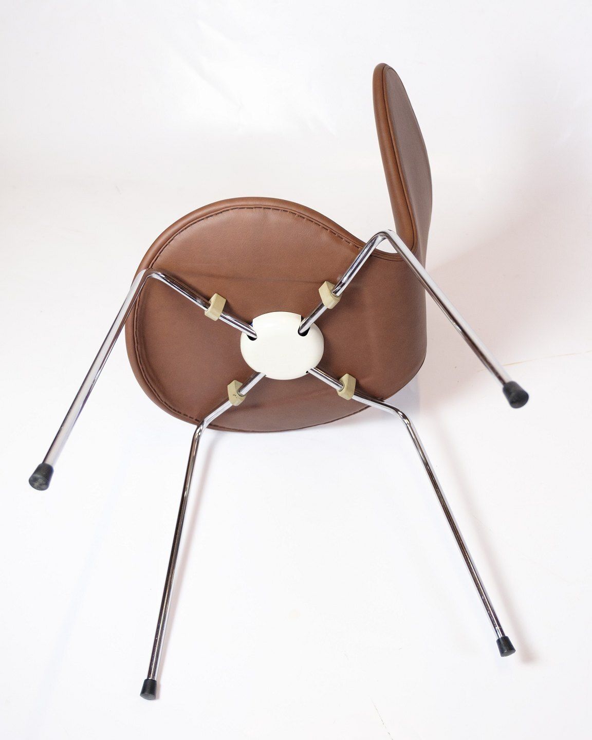 Seven Chairs  Model 3107 In Walnut Elegance Leather By Arne Jacobsen For Fritz Hansen From 1967s photo buy