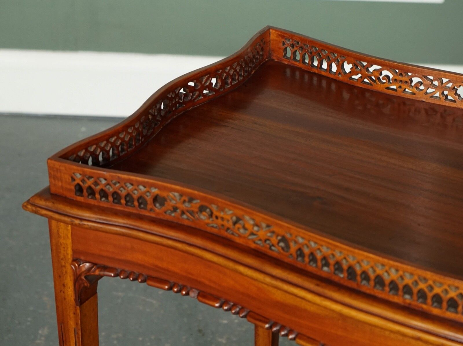 photo furniture Very Fine Antique Mahogany George III Chippendale Style Console Sliver Table