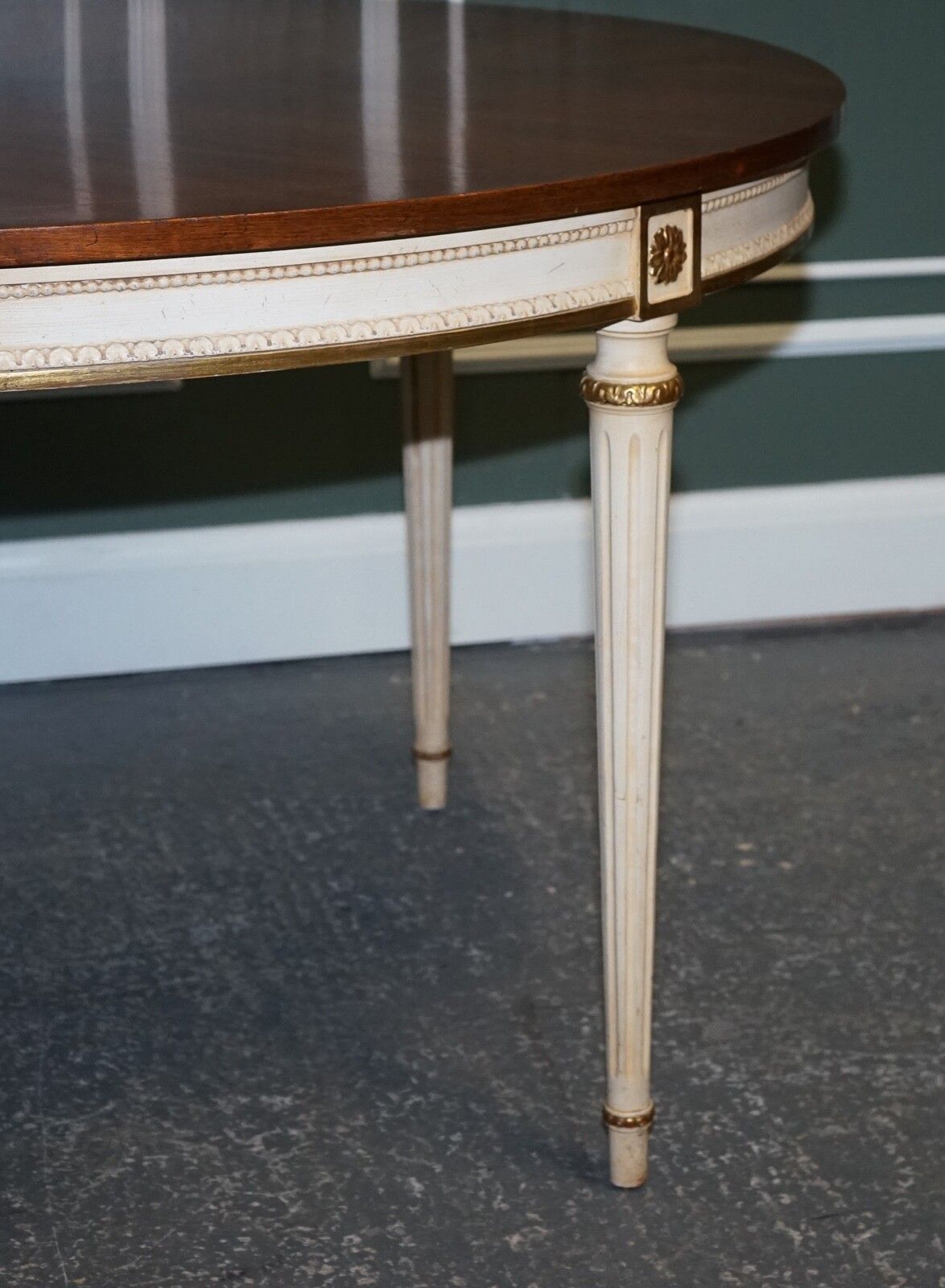 photo vinterior Kindel Furniture Cherrywood & Handpainted Gildwood Extendable Dining Table