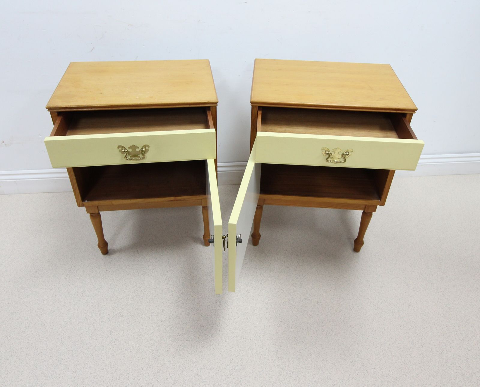 photo vintage Pair Of Mid Century Alfred Cox Bedside Cabinets