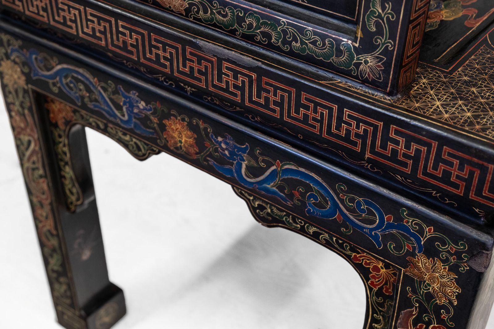photo furniture Stunning Pair Of Early 20th Century Chinese Black Lacquer Gilt & Polychrome Painted Bench Seats