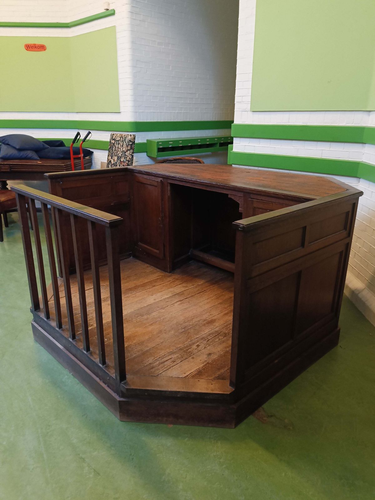 photo vinterior Antique Court Speaking Desk, 1800s
