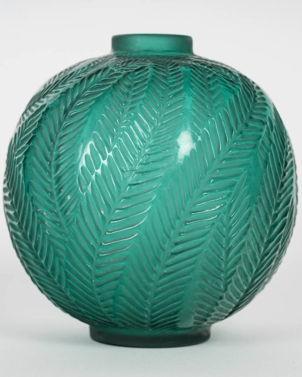 1923   René Lalique Vase ‘Palmes’ Green Tinted . photo furniture