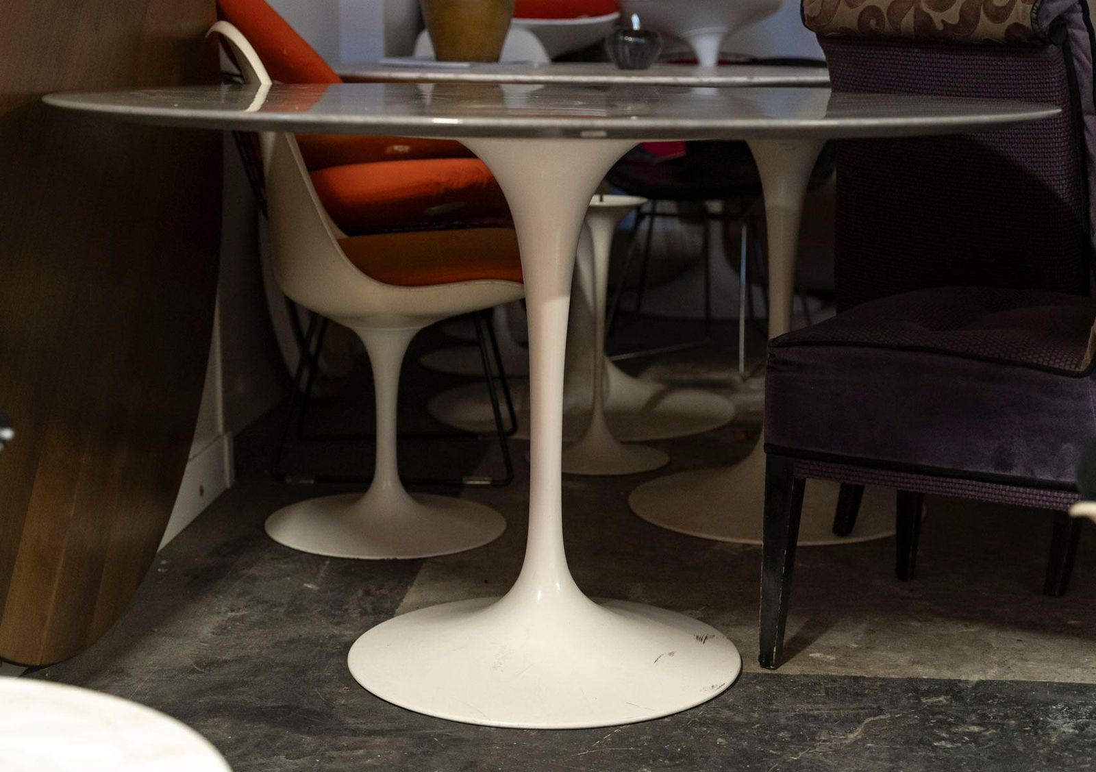 Eero Saarinen (1910 1961) & Knoll International (Publisher) "Tulip" Table, 120cm photo furniture
