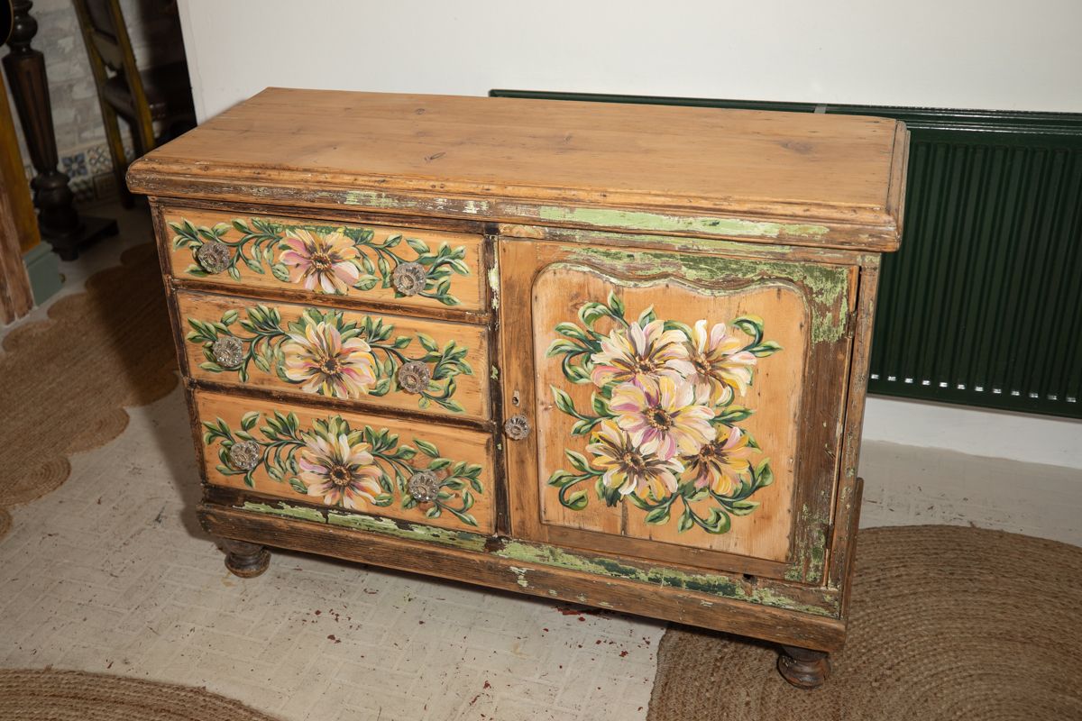 Victorian Pantry, Larder, Kitchen Circa 1840 With Hand Painted, One Off Design photo vinterior