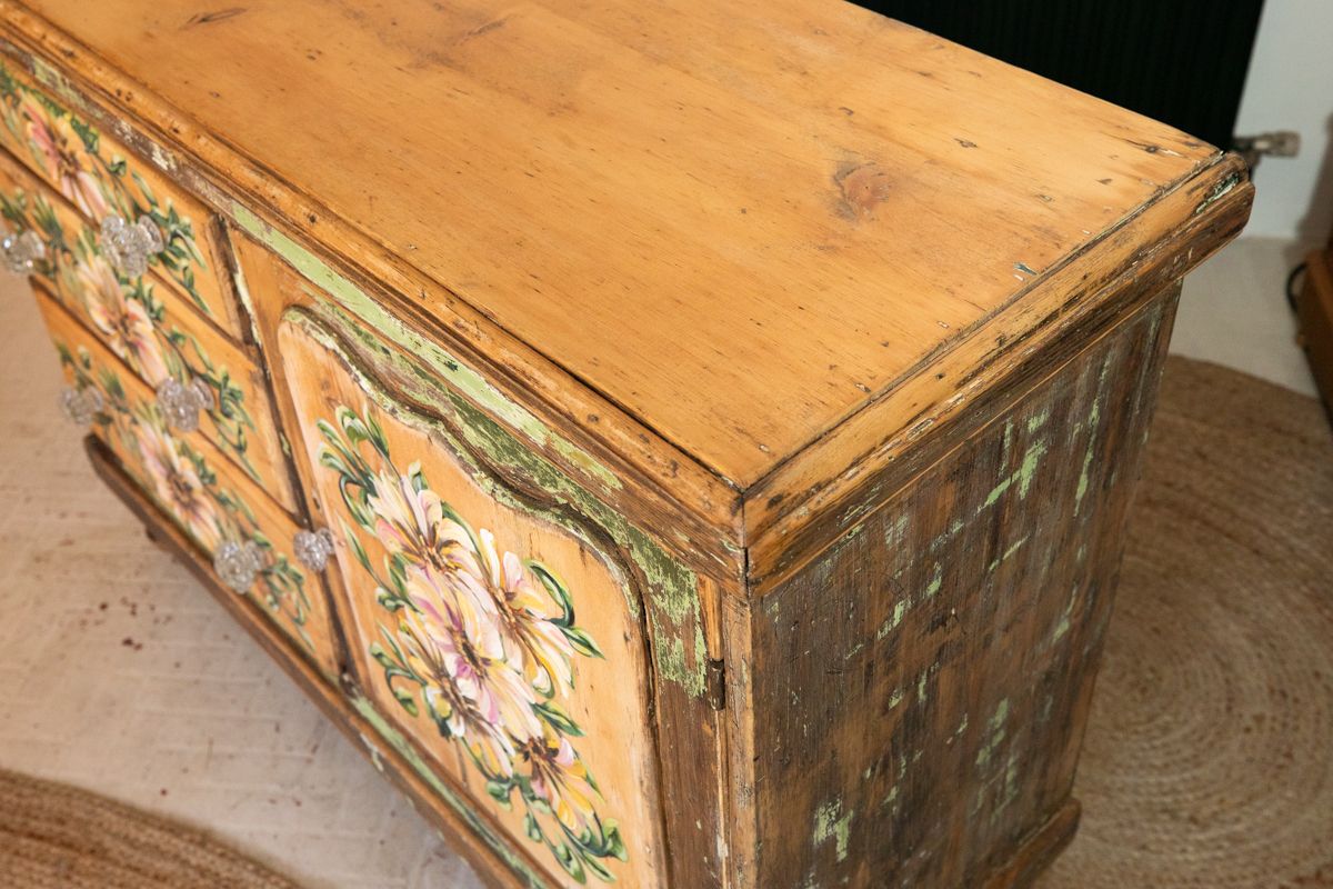 photo vintage Victorian Pantry, Larder, Kitchen Circa 1840 With Hand Painted, One Off Design