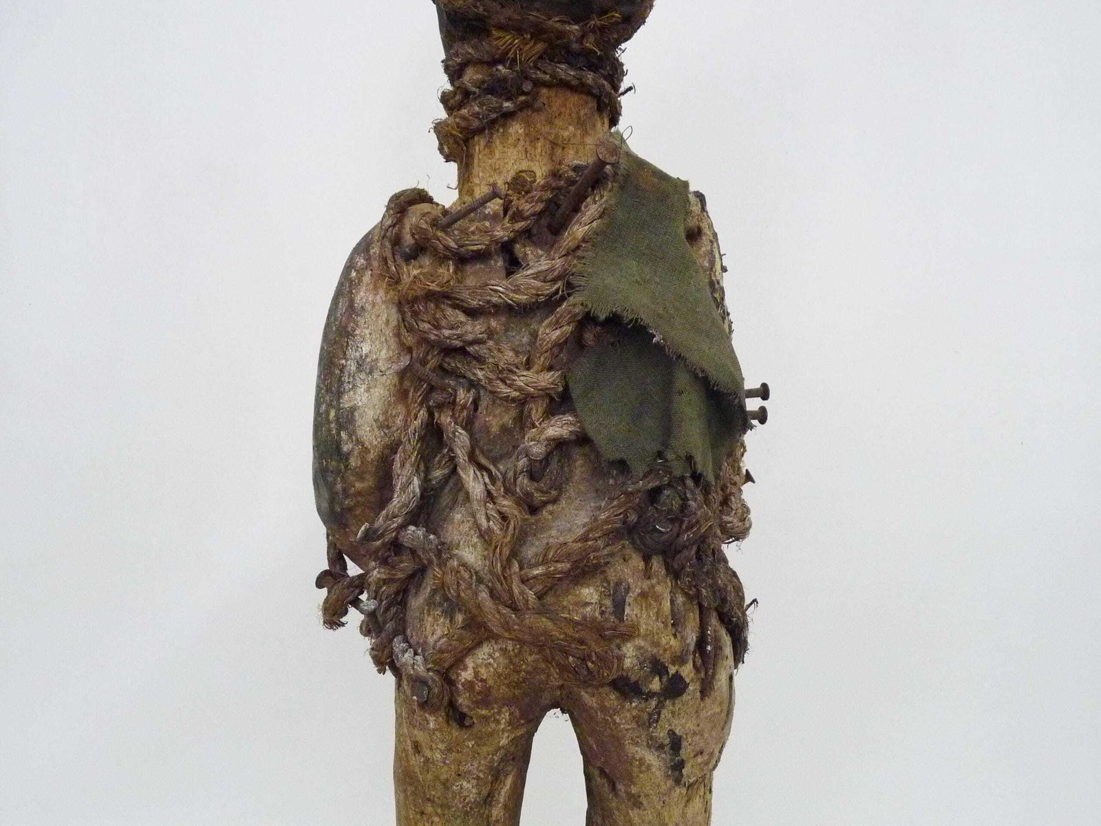 photo furniture Large Nkisi Nkondi Fetish Reliquary Statue With Nails And A Ventral Reliquary Box. Congolese Fetish In Carved Wood, 1950s.