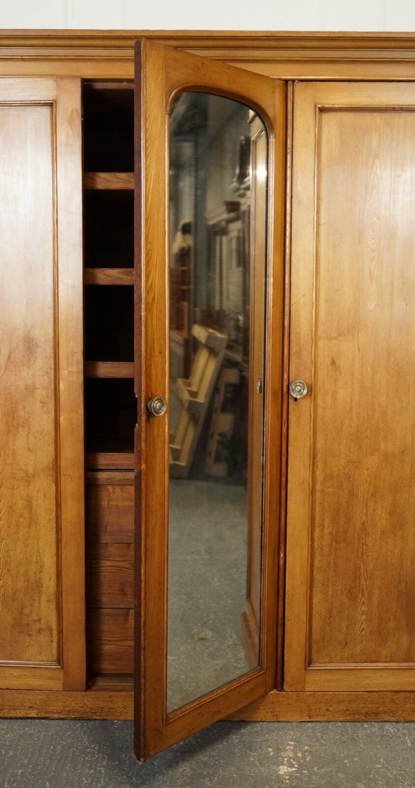 photo vinterior Late Antique Victorian Oak Triple Wardrobe Made By Marsh Jones & Cribb Circa1890