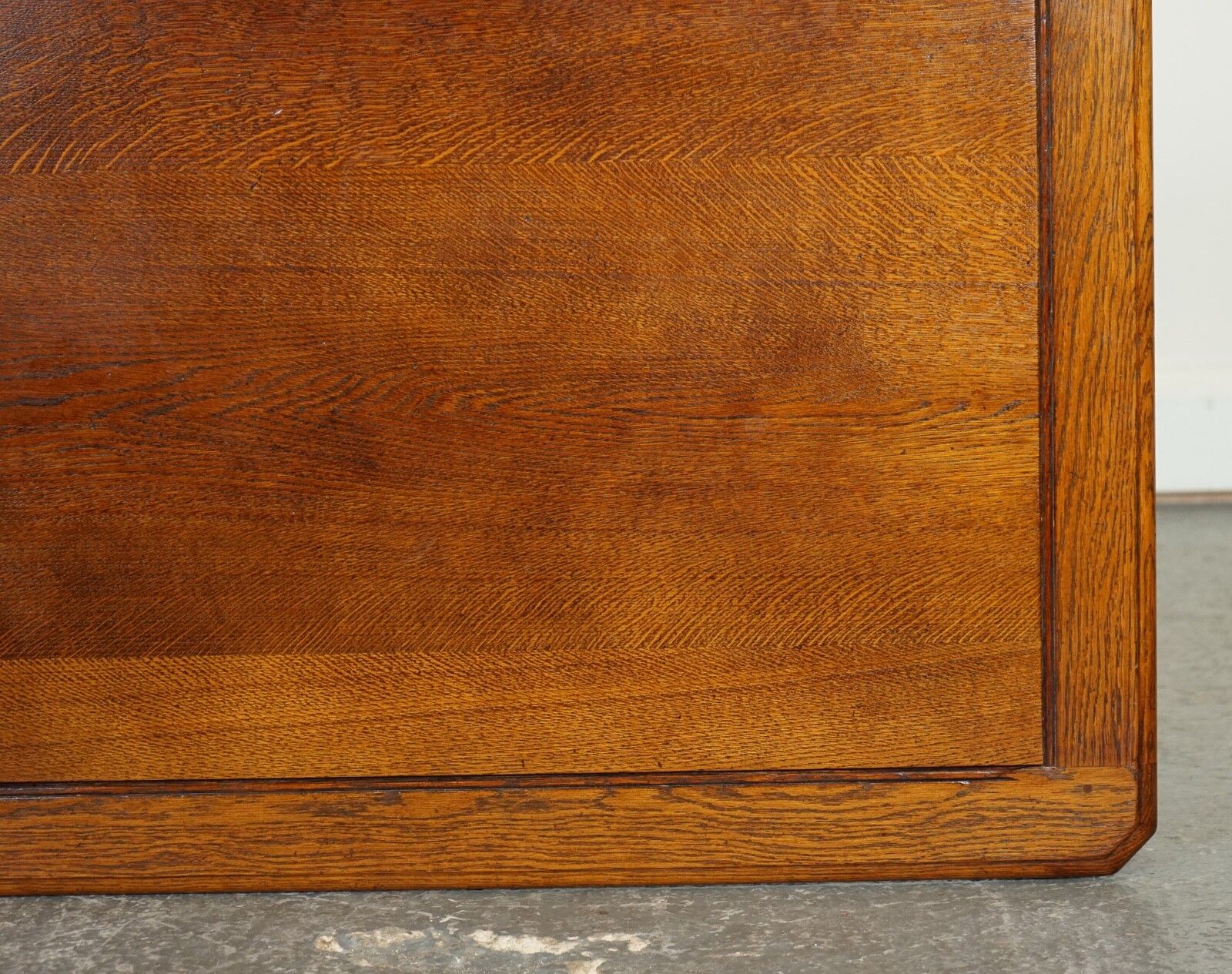 photo vintage Stunning Large Oak Vintage Coffee Table With Nice Grain Oak Top And H Frame