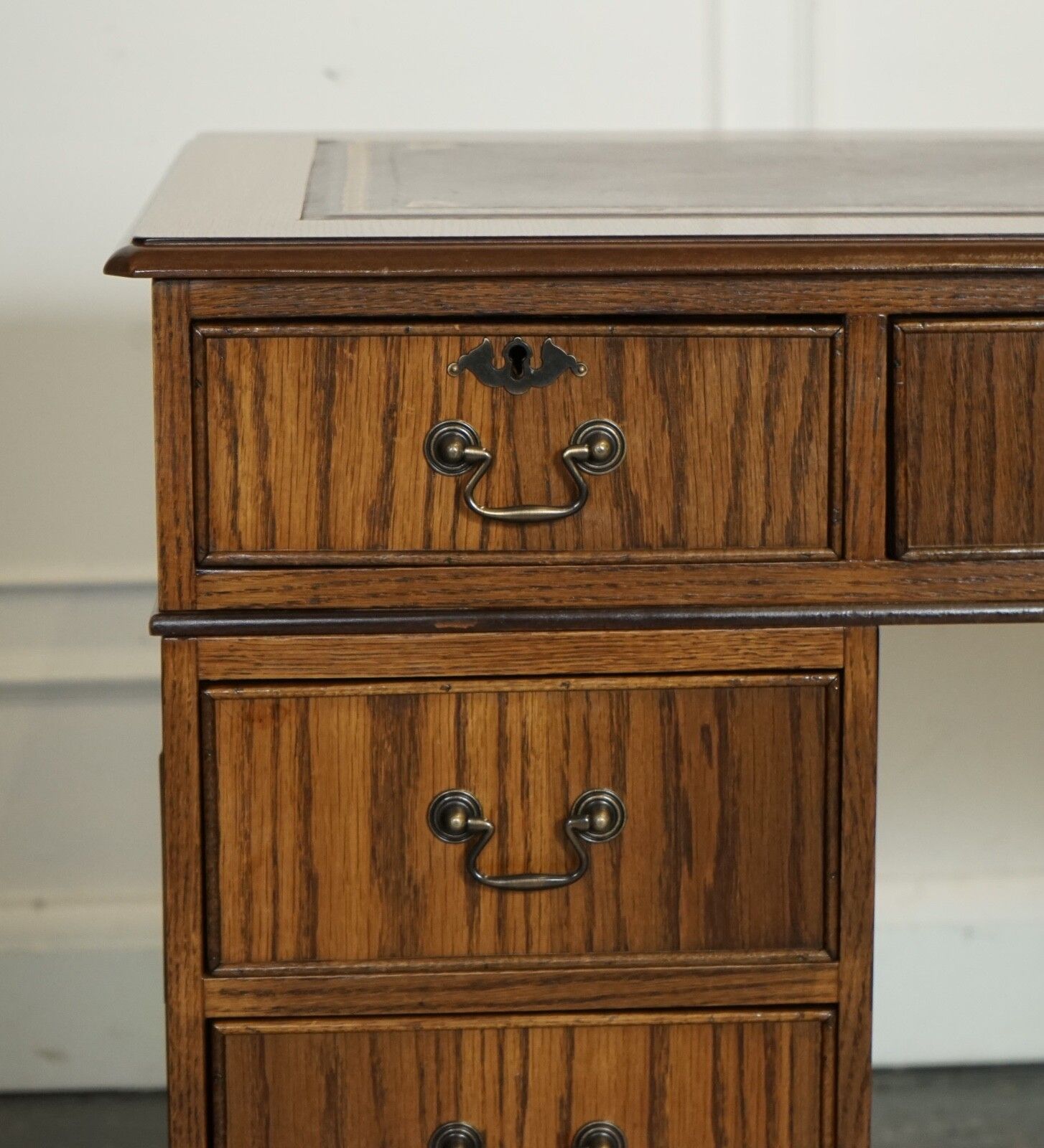 photo furniture Vintage Oak Office Pedestal Desk Brown Leather Top Part Of Suite
