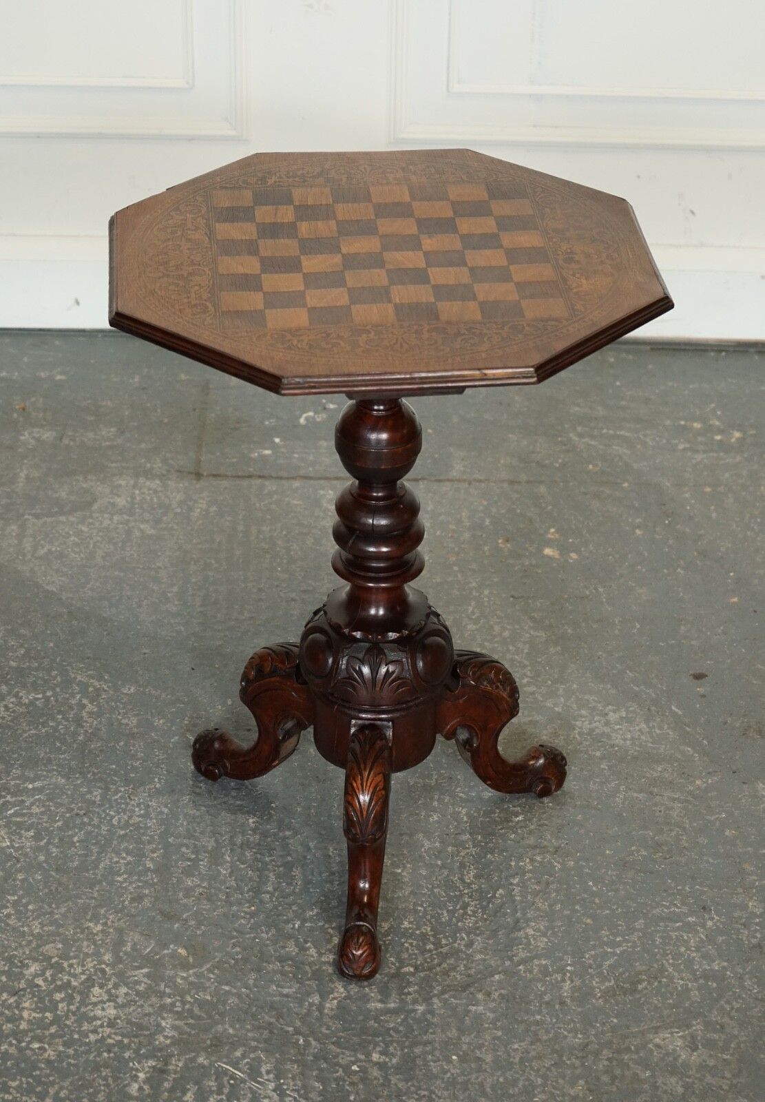 Stunning Antique Italian Chess Side End Lamp Table With Carved Legs photo 1350.0