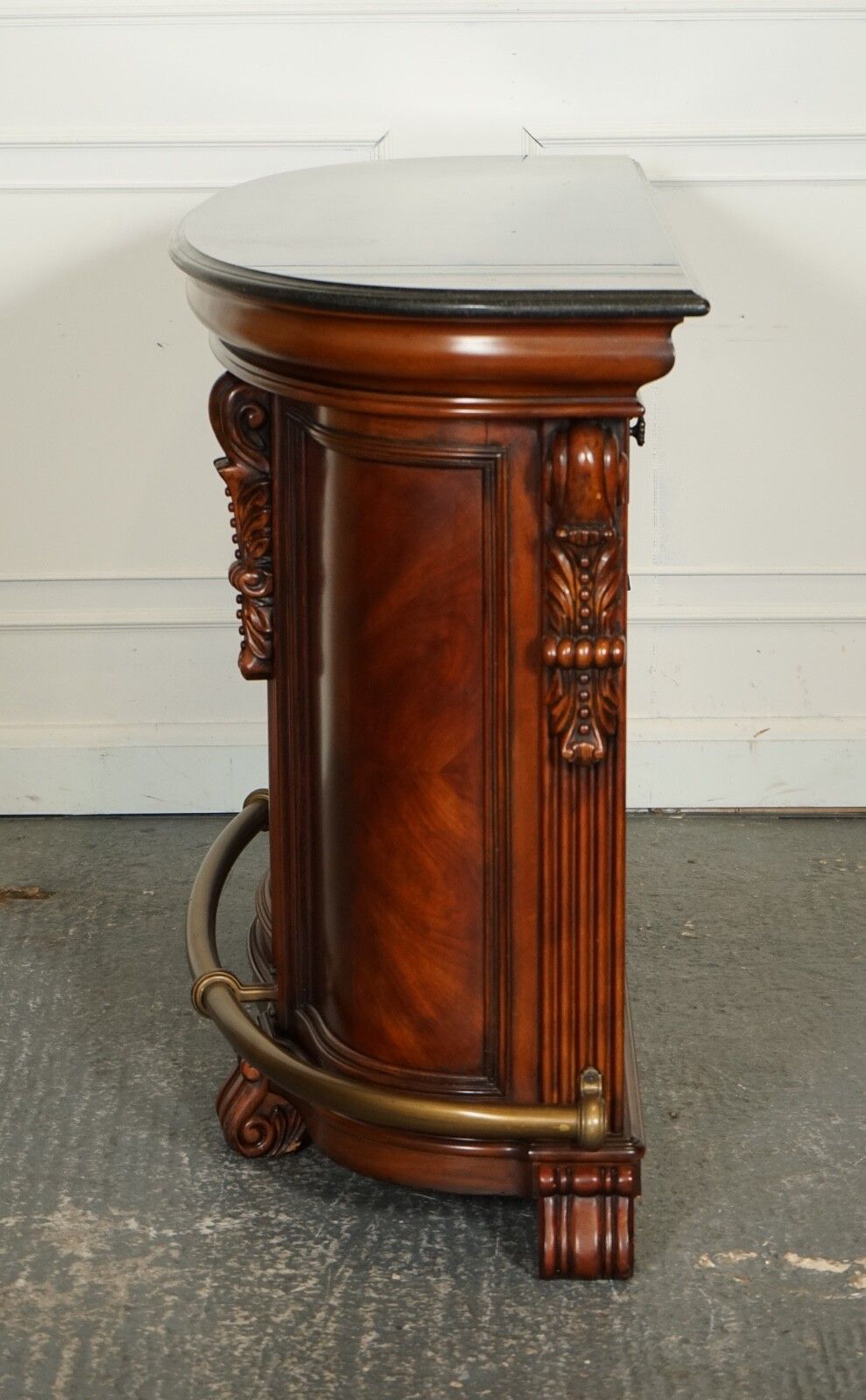 photo vinterior Stunning Howard & Miller Style American Bar With Granite Top & Pair Of Barstools