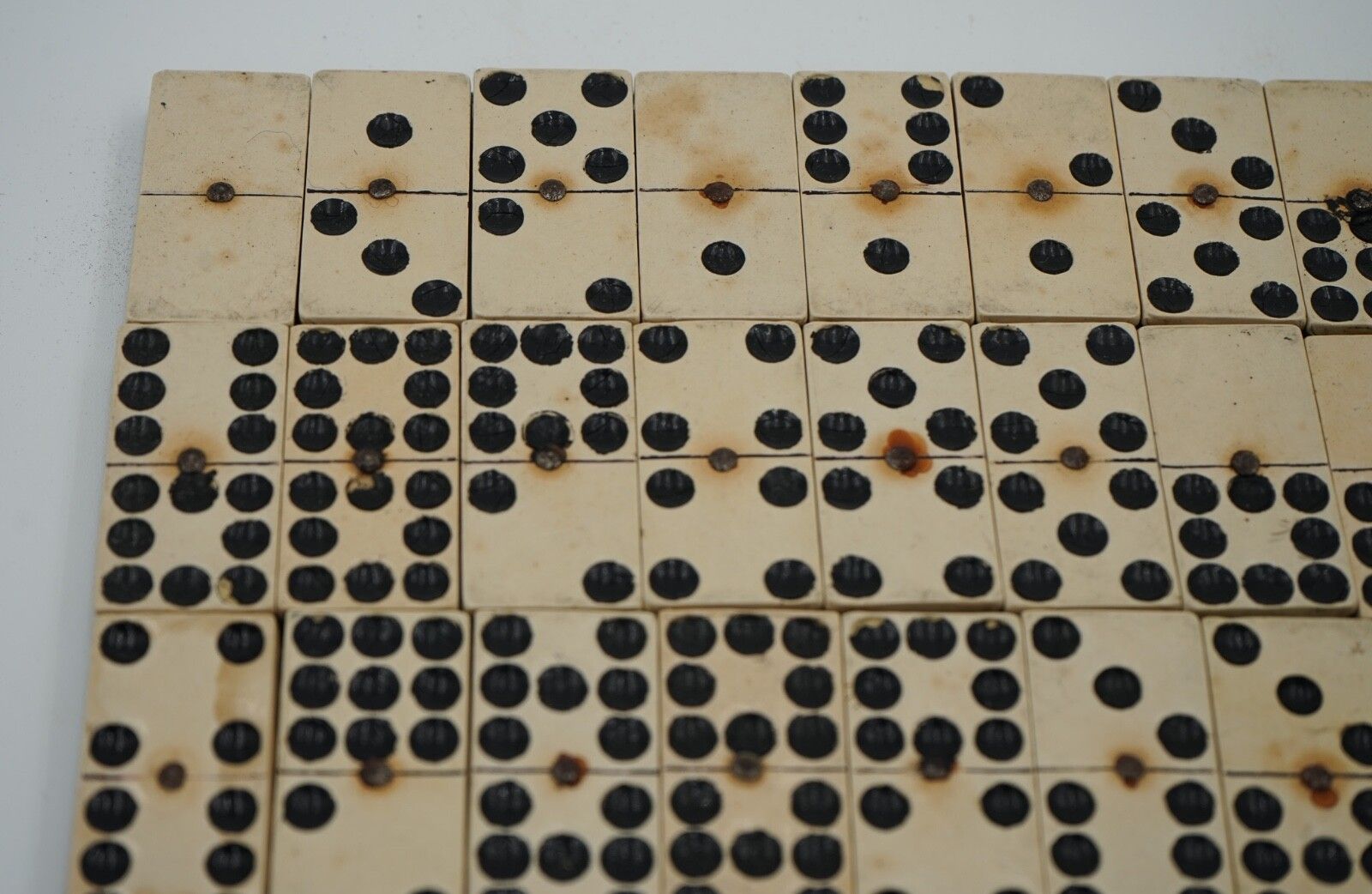photo vintage Late 19th Century Box Of Traditional Game Niner Dominos With Stunning Patina