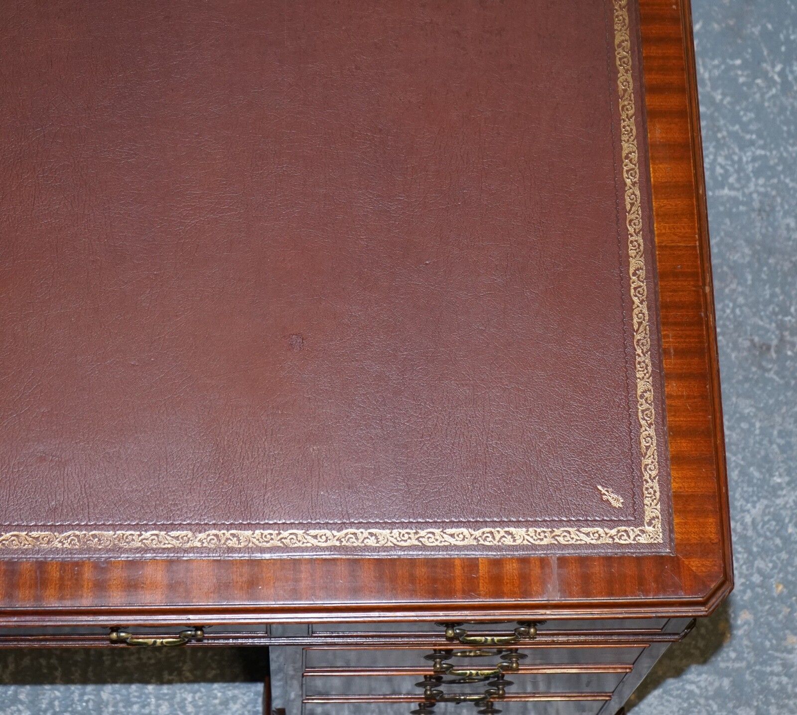 photo vintage Rare Globe Wernicke Burgundy Embossed Leather Top Twin Pedestal Desk