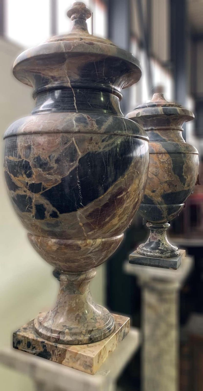 photo furniture 19th Century Italian Large Pair Of Monumental Marble Urns