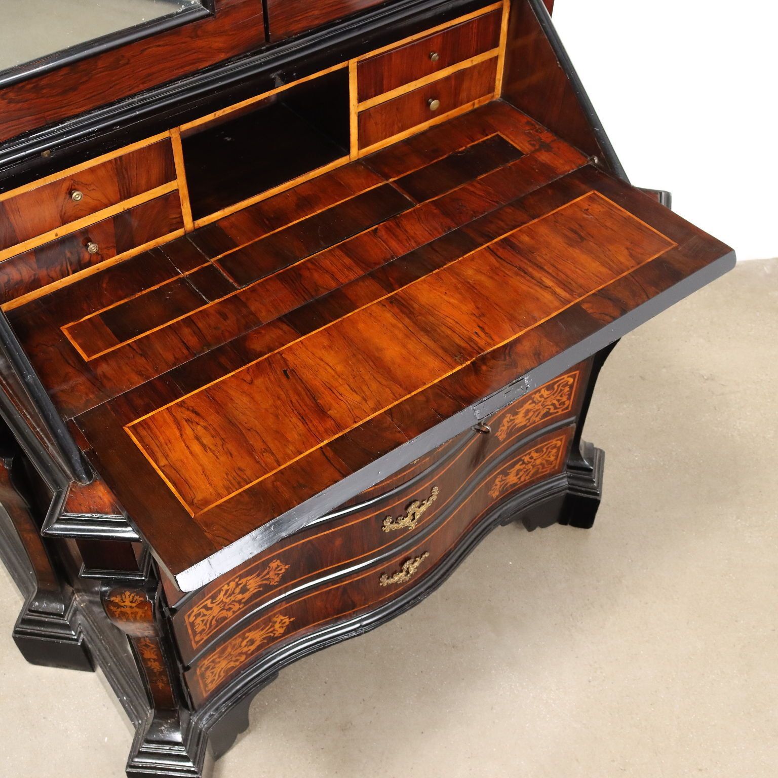 photo vinterior Antique Roman Trumeau Walnut Bois De Violette XVIII Century