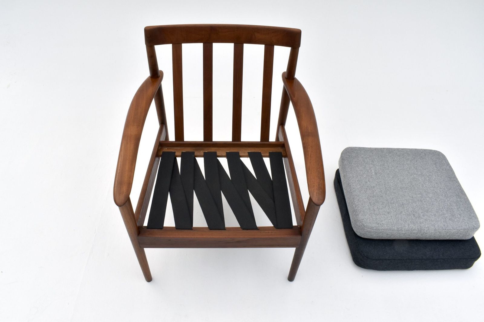 photo furniture Grete Jalk Model Pj56 Teak Lounge Chair For Poul Jeppesen