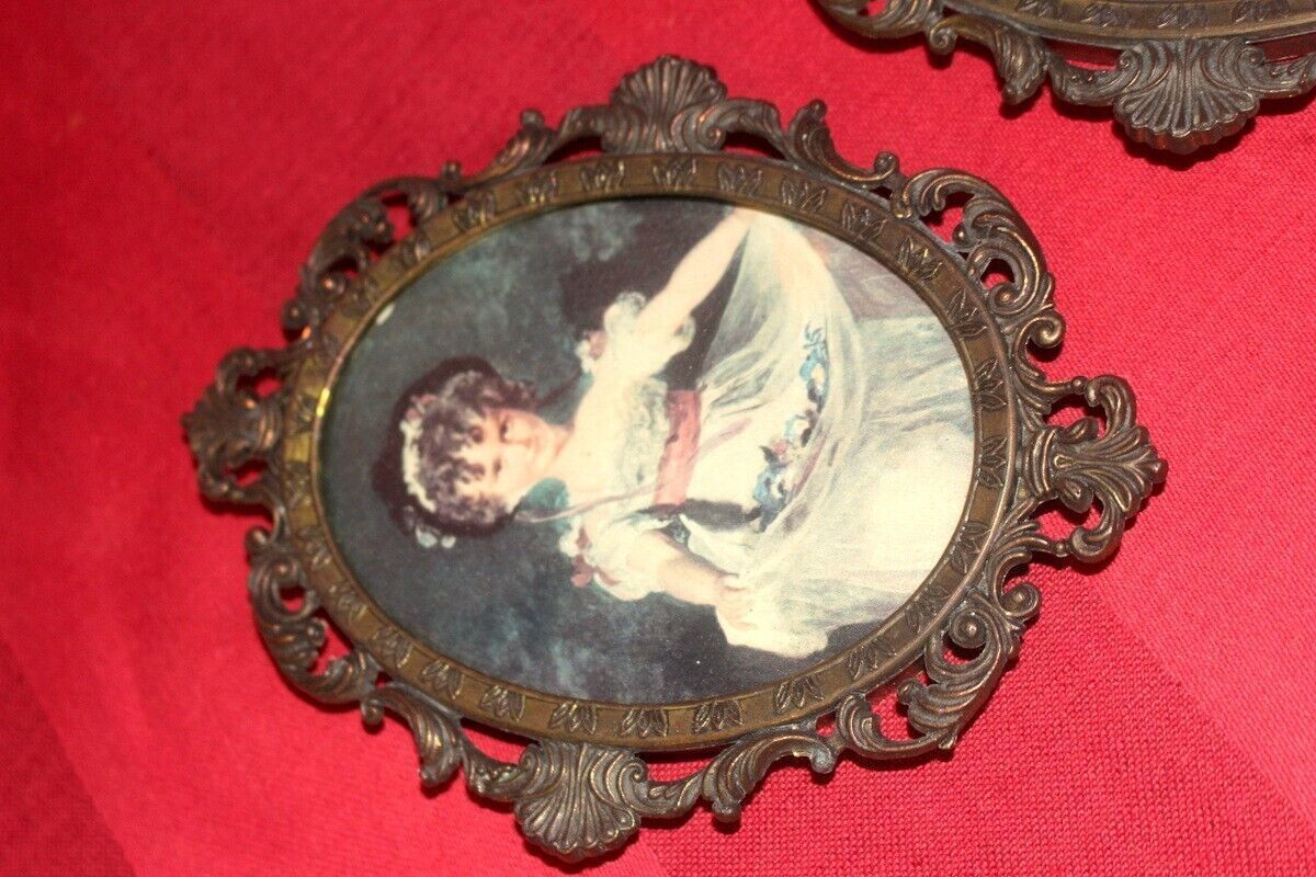 Pair Of Italian Vintage Small Wall Hanging Bronze Oval Picture Frames Regency photo vinterior